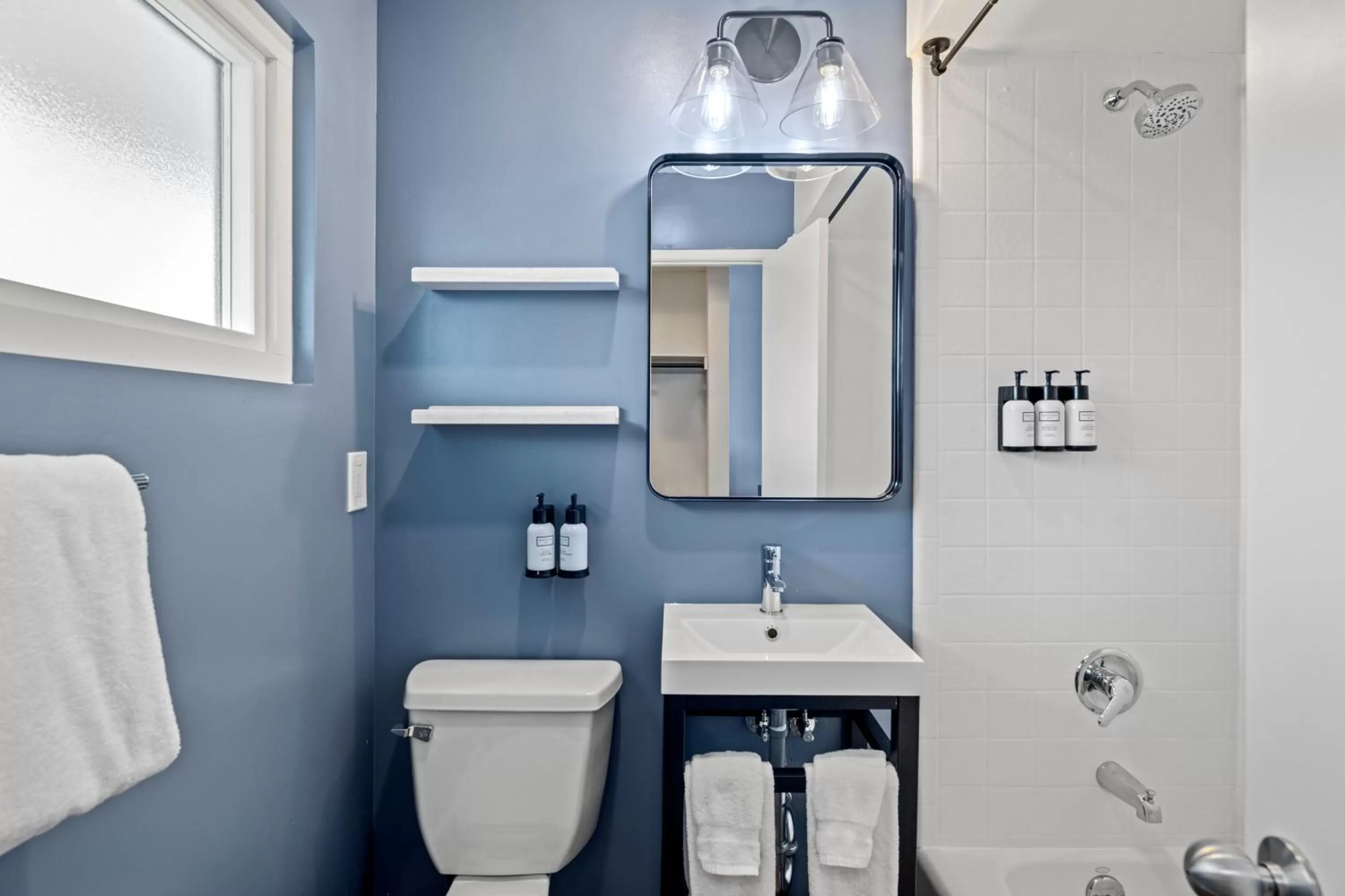 Bathroom in Sea Harbor Hotel - San Diego