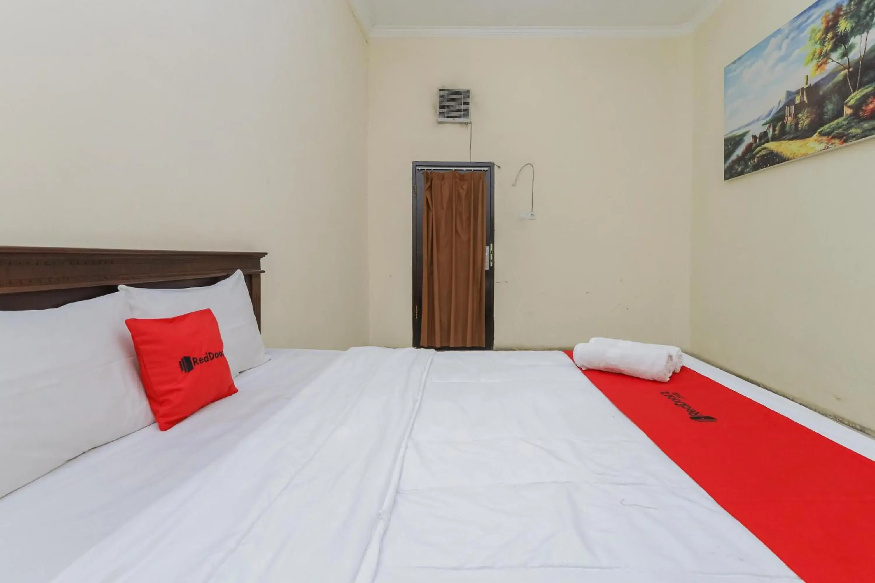 Bed in OYO 564 Bunga Matahari Guest House And Hotel