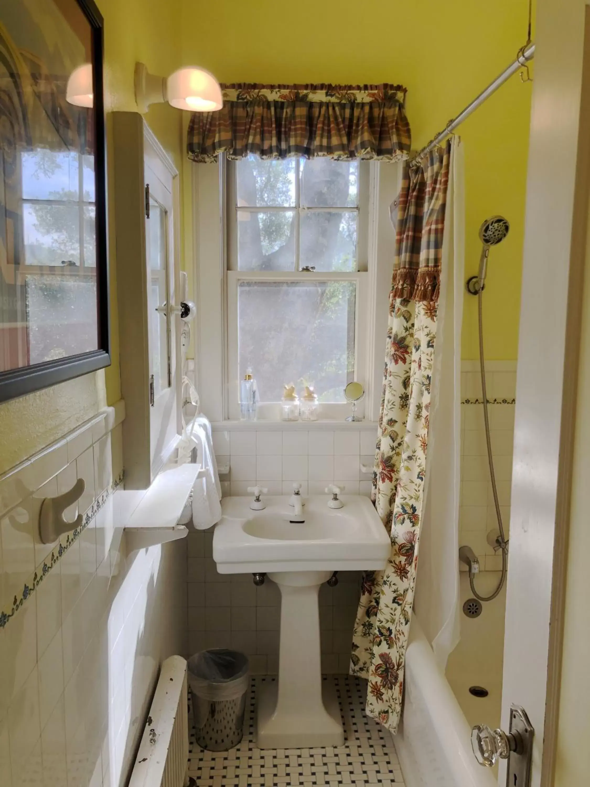 Bathroom in The Inn on Knowles Hill Bed & Breakfast Hotel