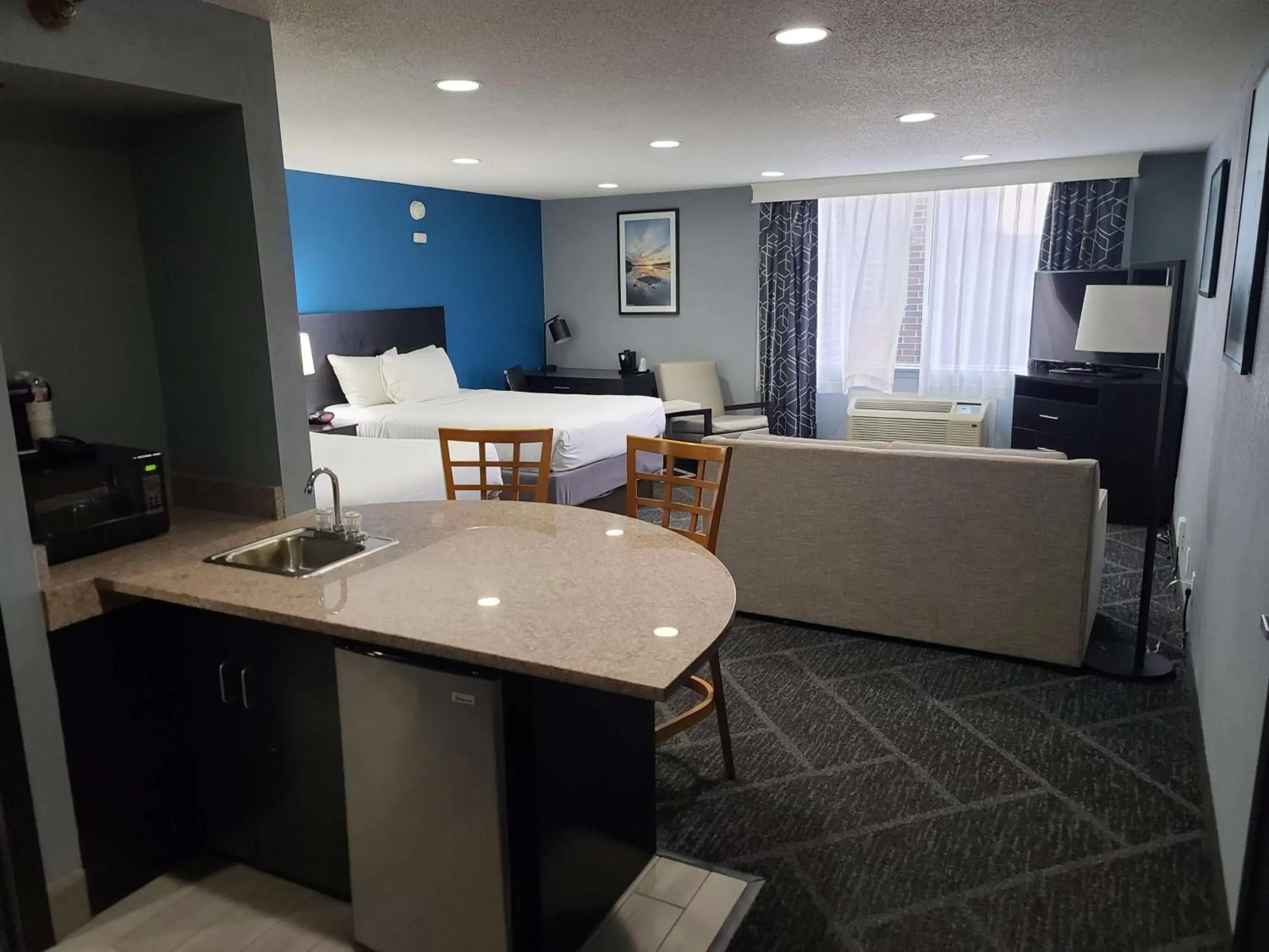 Bedroom, TV/Entertainment Center in Best Western Rochester Hotel Mayo Clinic Area/ St. Mary's