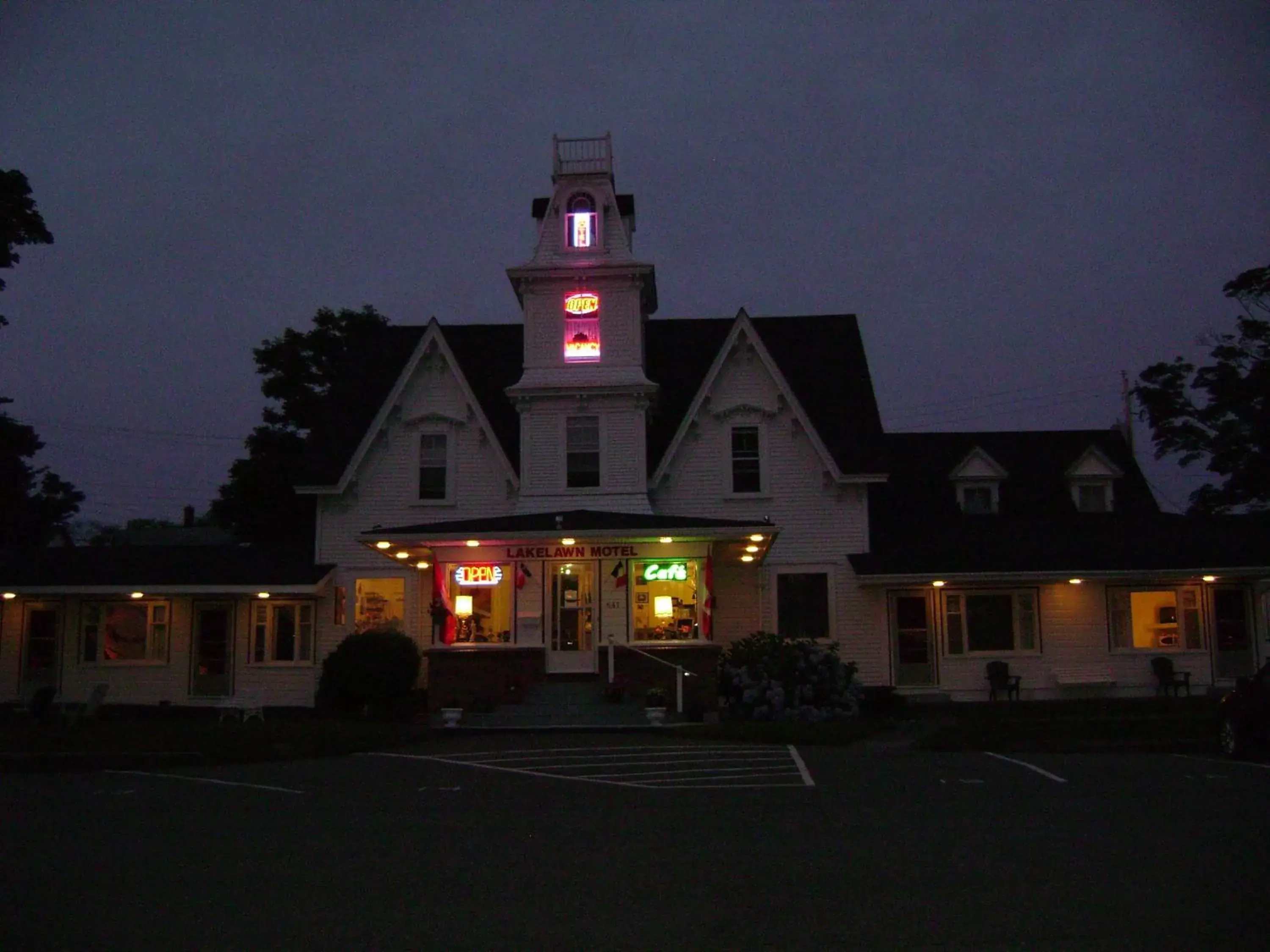 Property Building in Lakelawn B&B and Motel