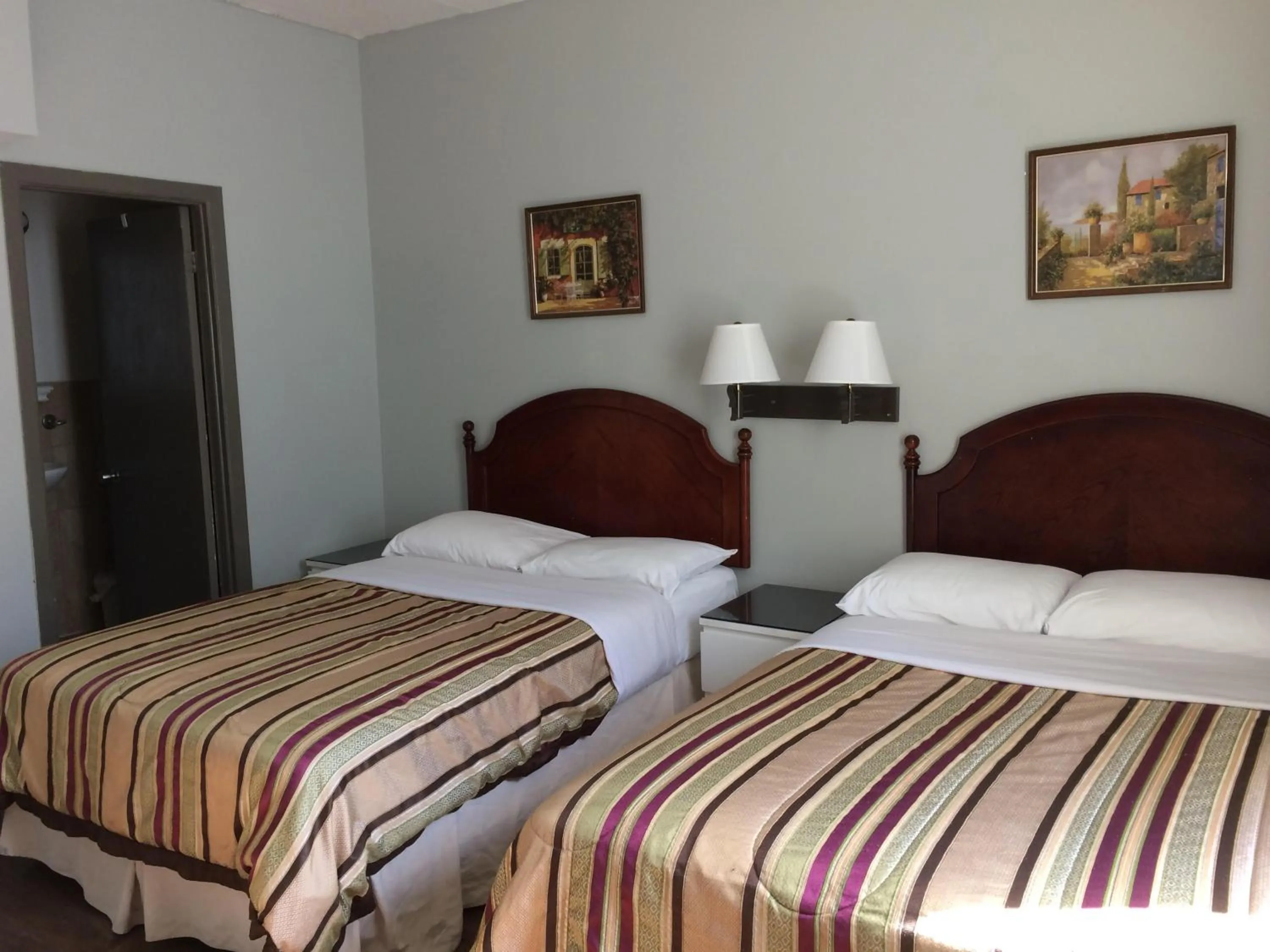 Bedroom, Bed in Hotel Bon Accueil