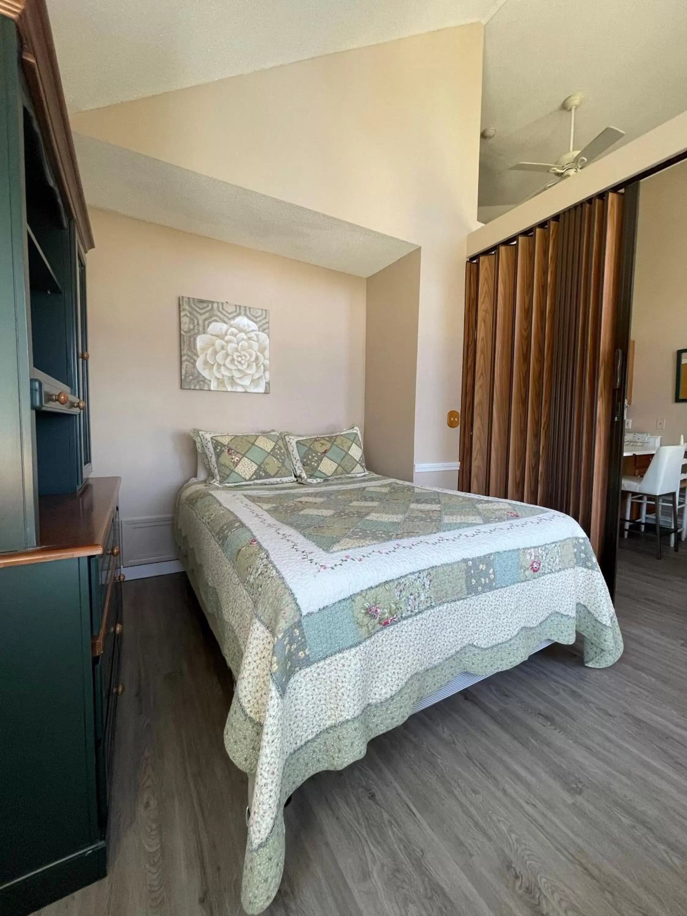 Bed in Misty Harbor Resort