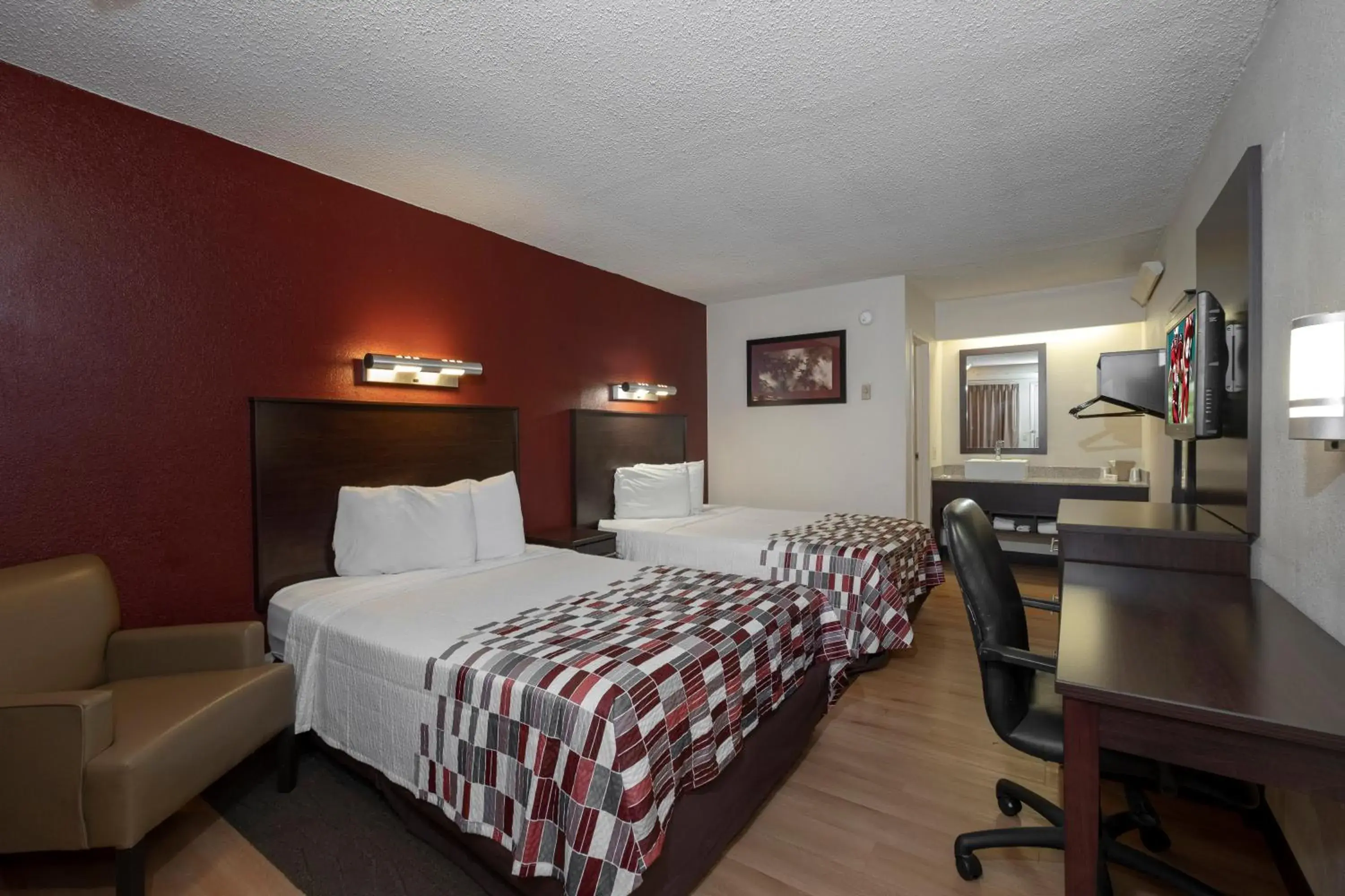 Photo of the whole room, Bed in Red Roof Inn Washington DC-Lanham