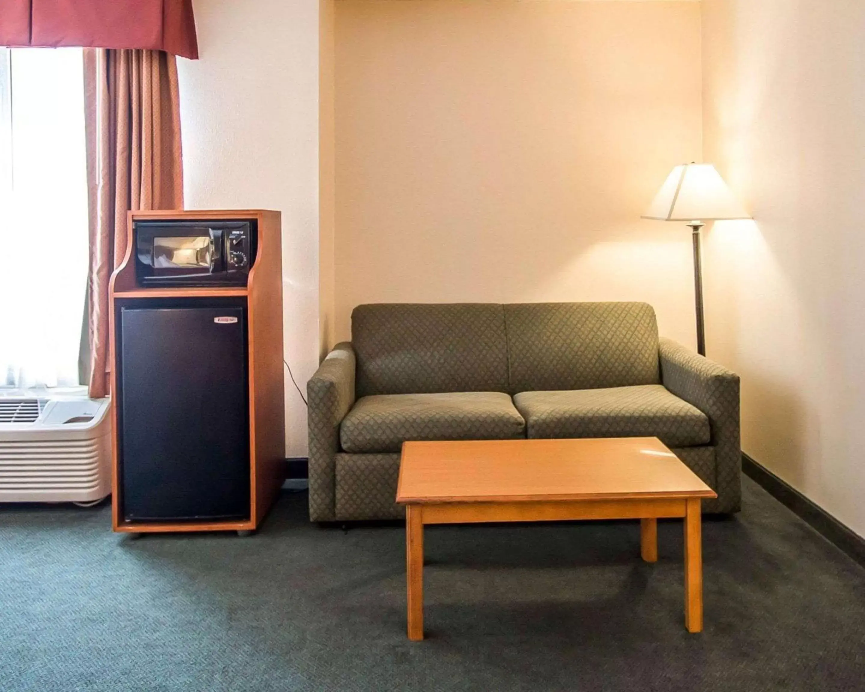 Photo of the whole room, Seating Area in Quality Inn Gainesville I-75