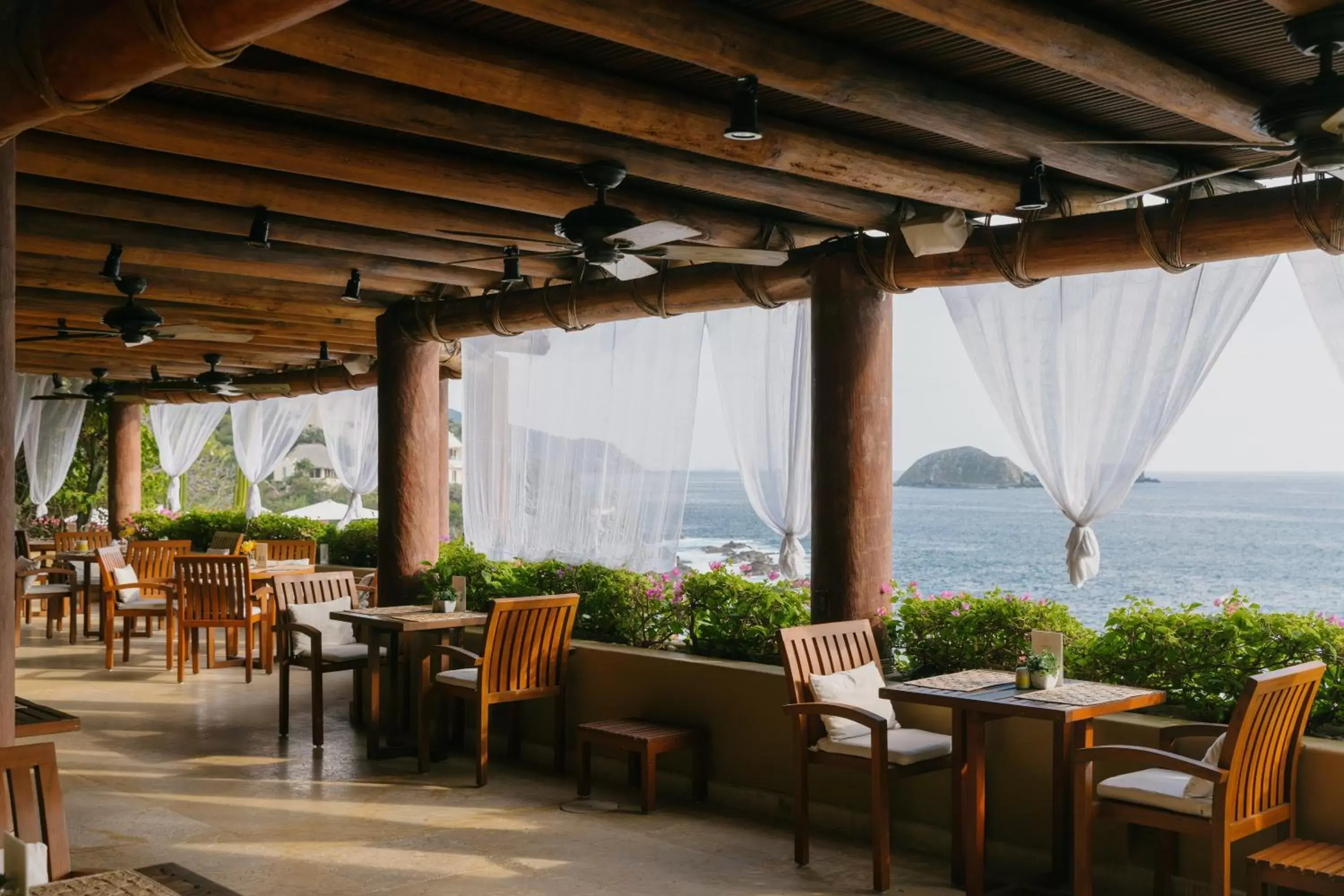 Restaurant/Places to Eat in Cala de Mar Resort & Spa Ixtapa