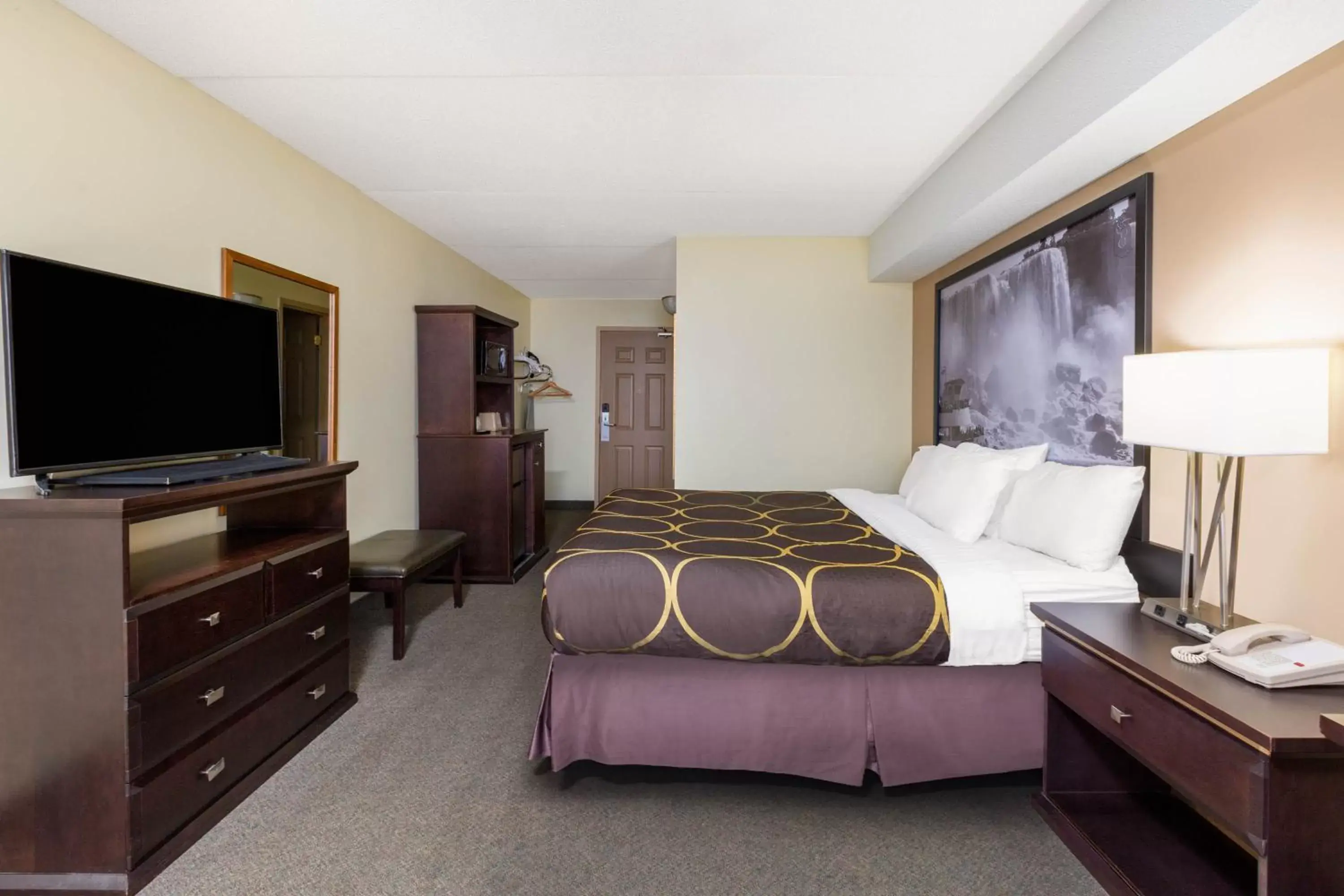 Photo of the whole room in Super 8 by Wyndham Niagara Falls by the Falls