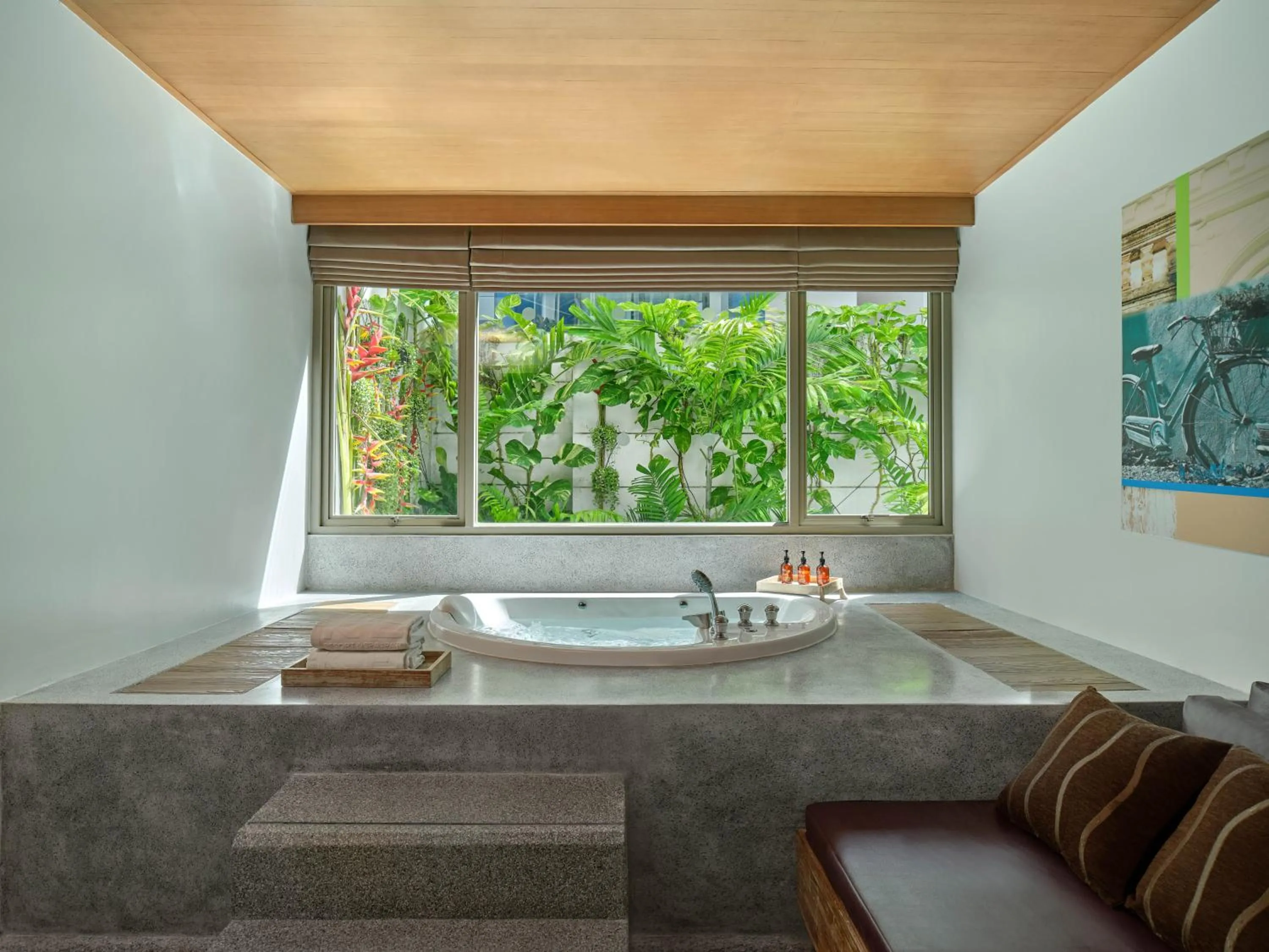 Hot Tub in The Kee Resort & Spa