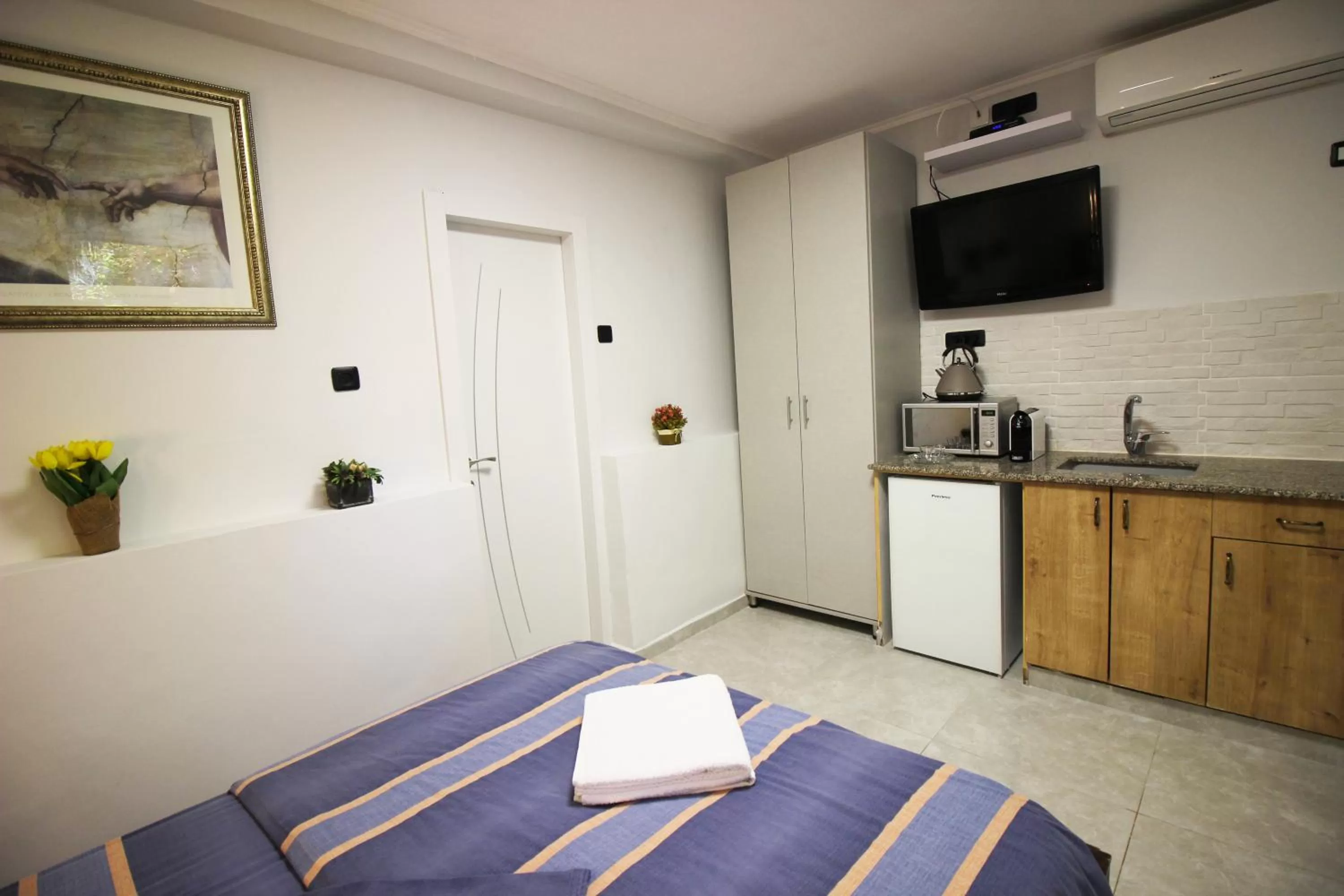 Property building, Bed in Sunset Inn