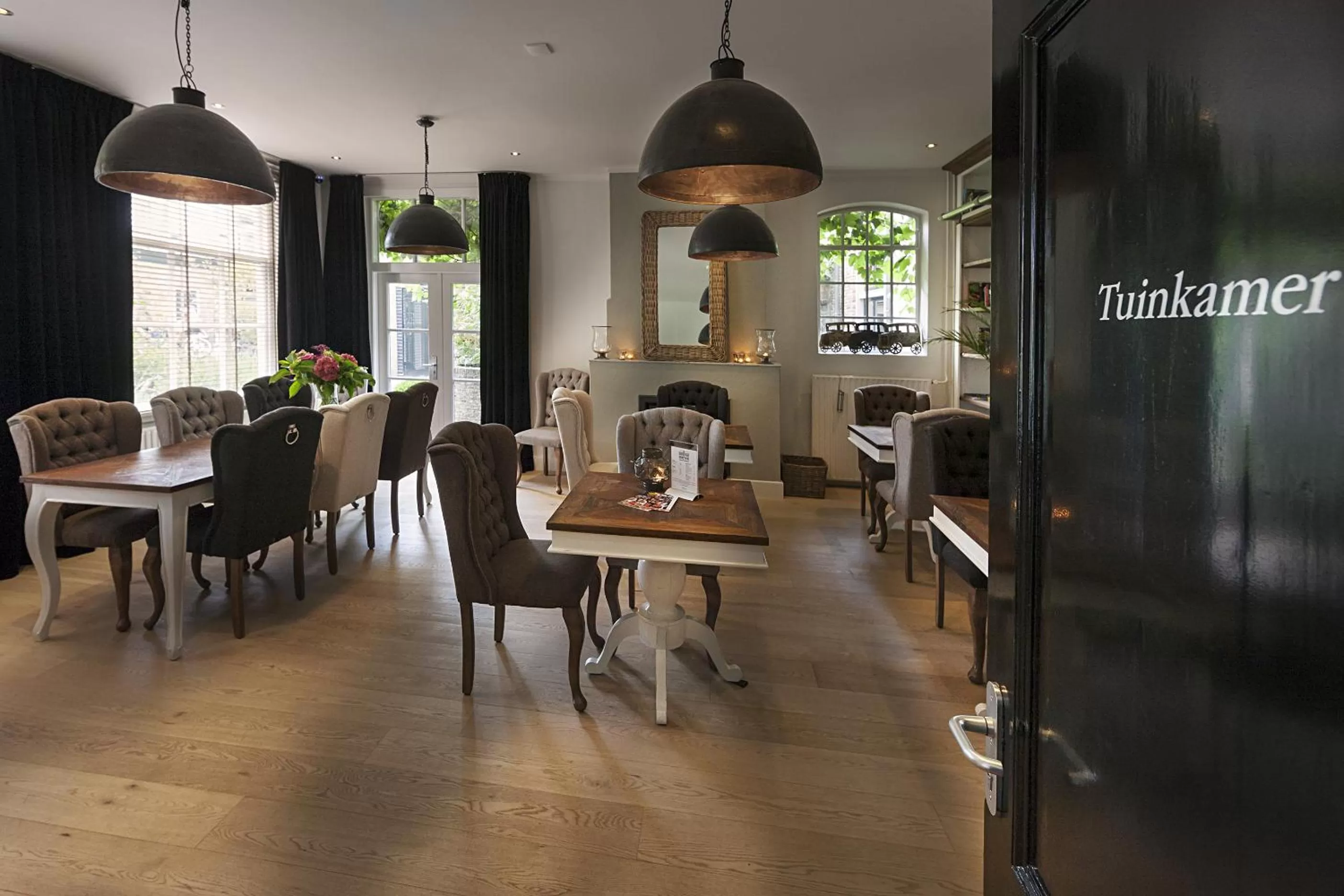 Communal lounge/ TV room in Hotel de Tabaksplant