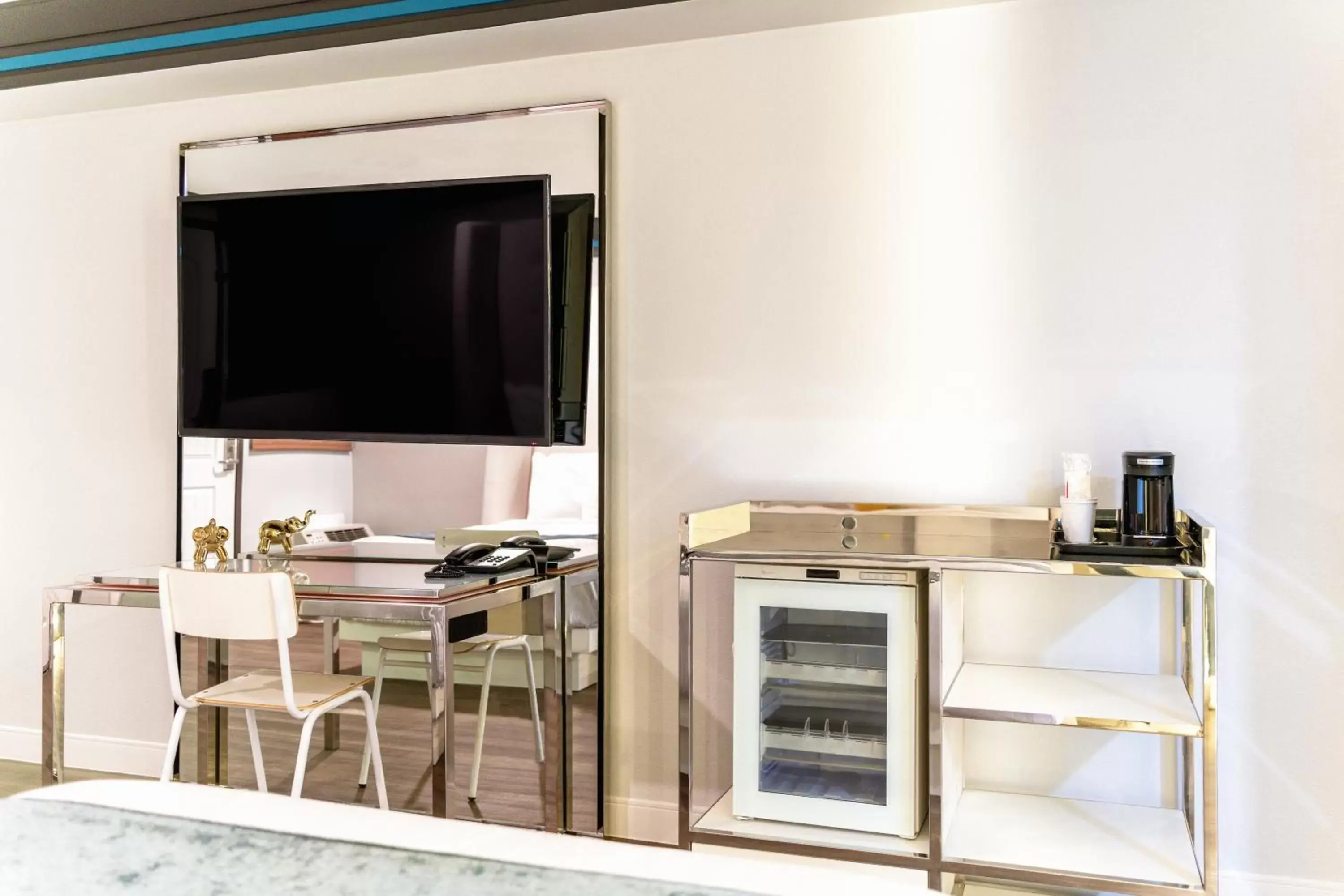 oven, TV/Entertainment Center in Aspire Inn Studios & Spas