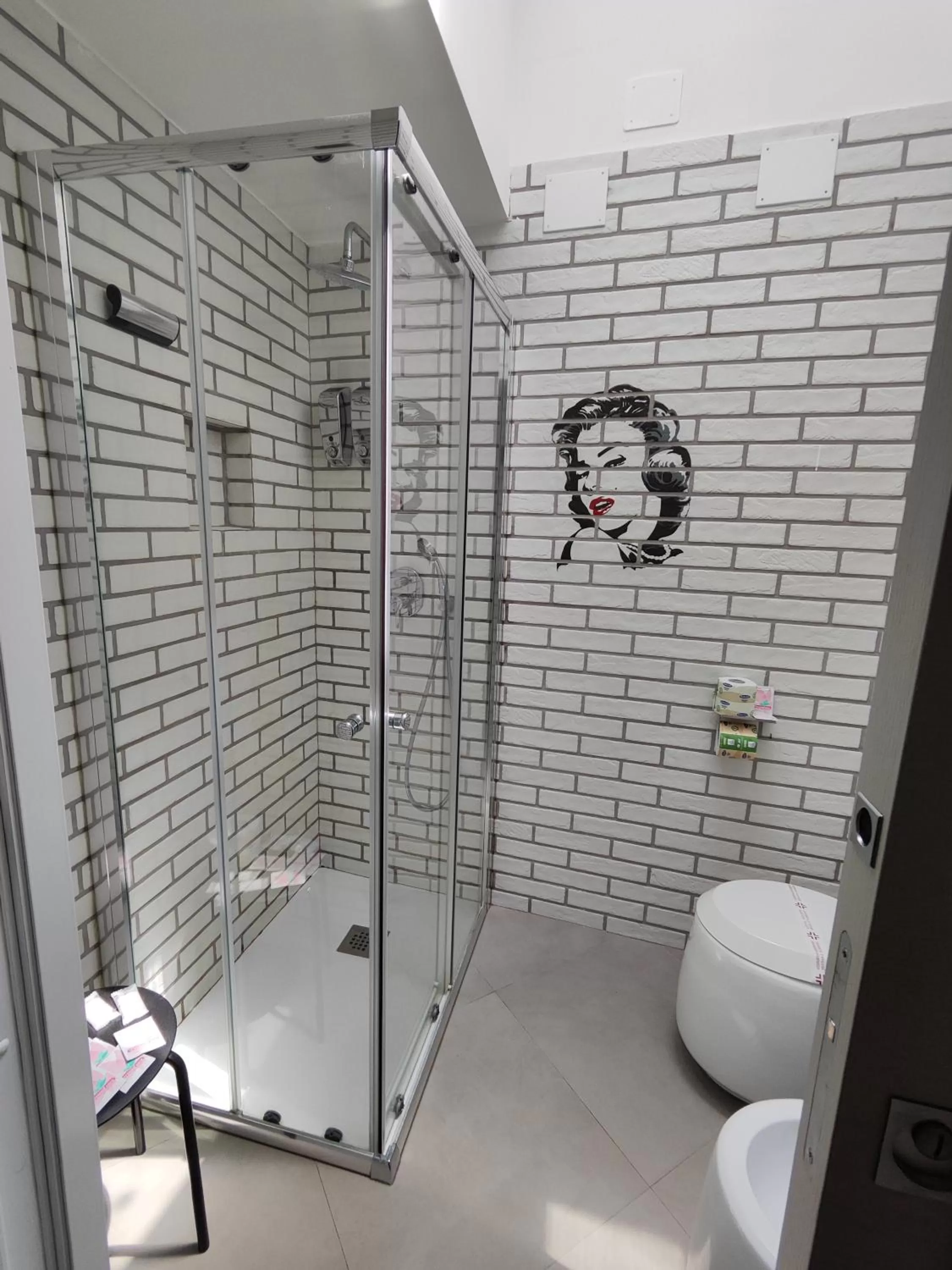 Shower in San Francesco Rooms and Apartment with Terrace in Palermo Locazione Turistica