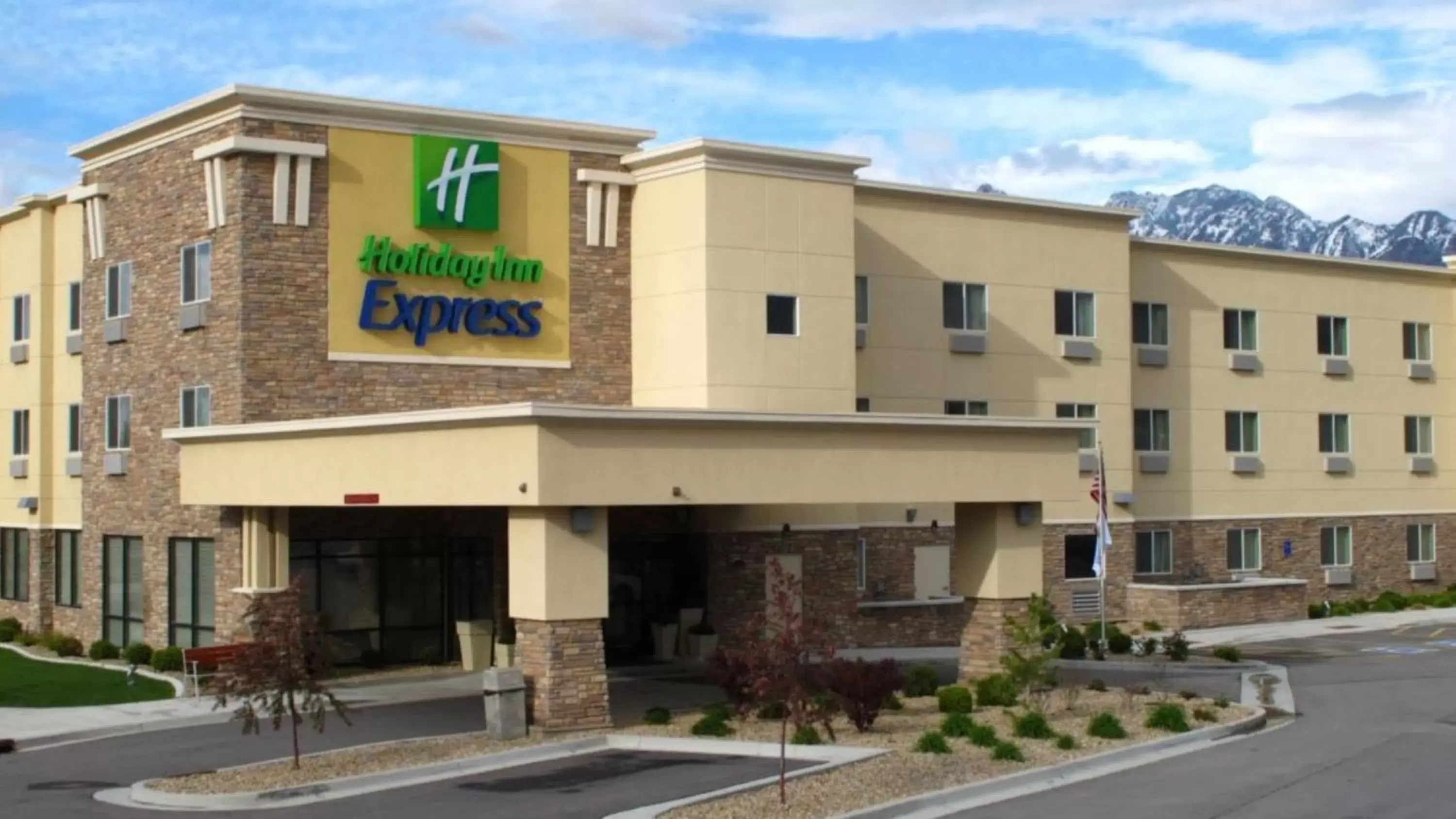Property building in Holiday Inn Express Salt Lake City South - Midvale by IHG Property building in Holiday Inn Express Salt Lake City South - Midvale by IHG