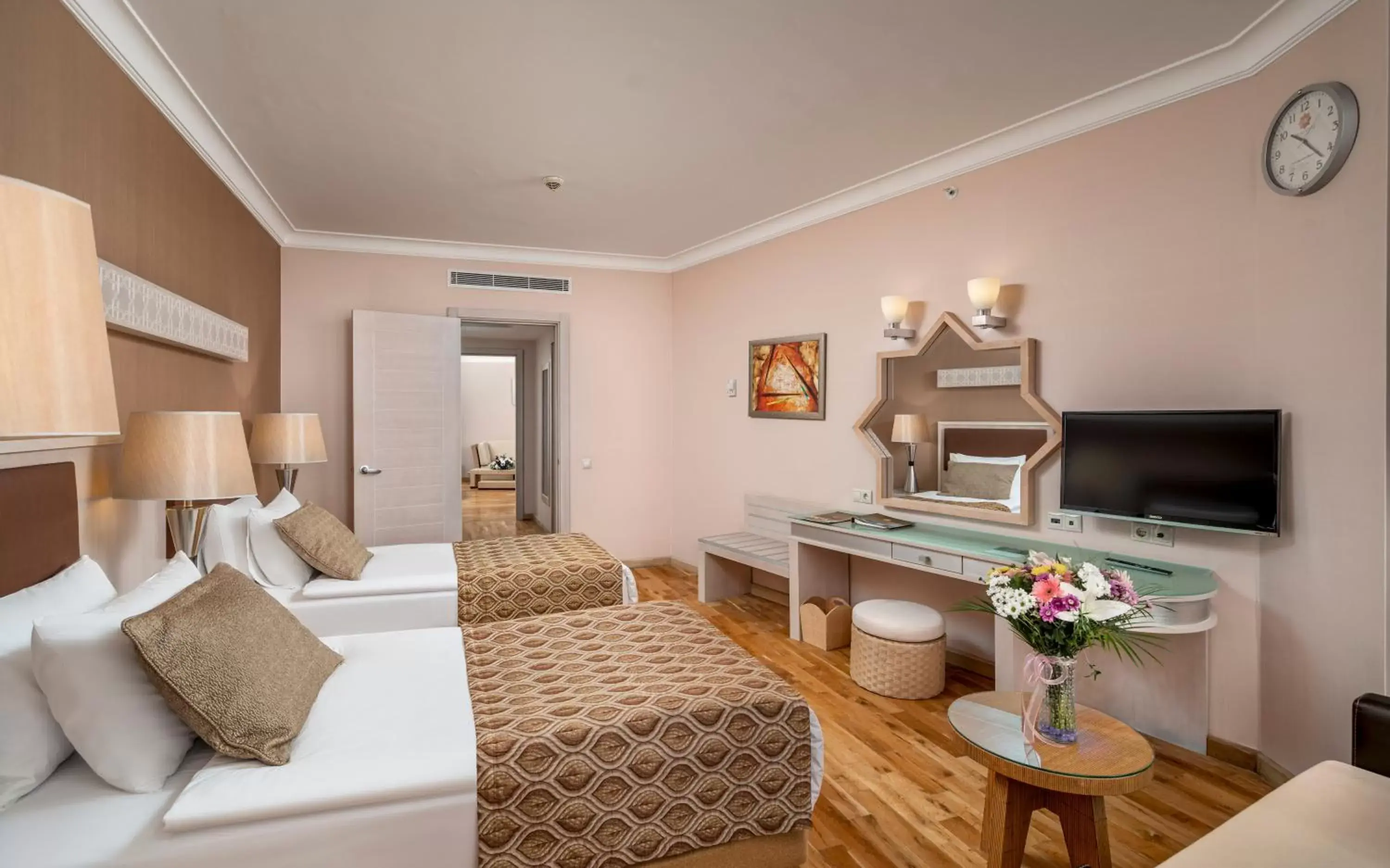 Bedroom, TV/Entertainment Center in Mukarnas Spa & Resort Hotel