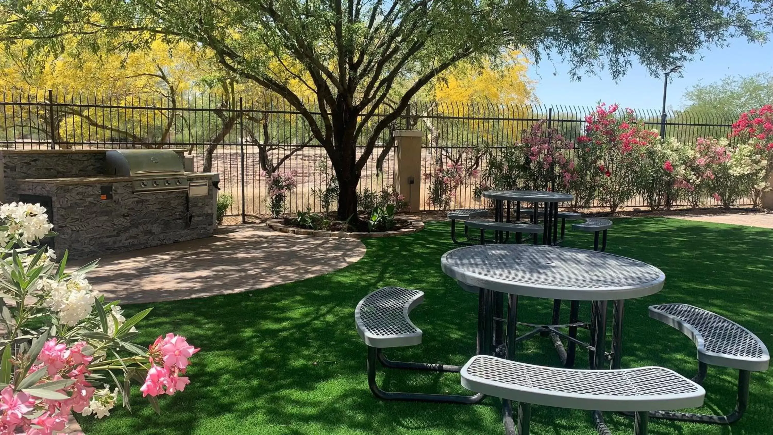 BBQ facilities, Garden in Country Inn & Suites by Radisson, Tucson City Center, AZ