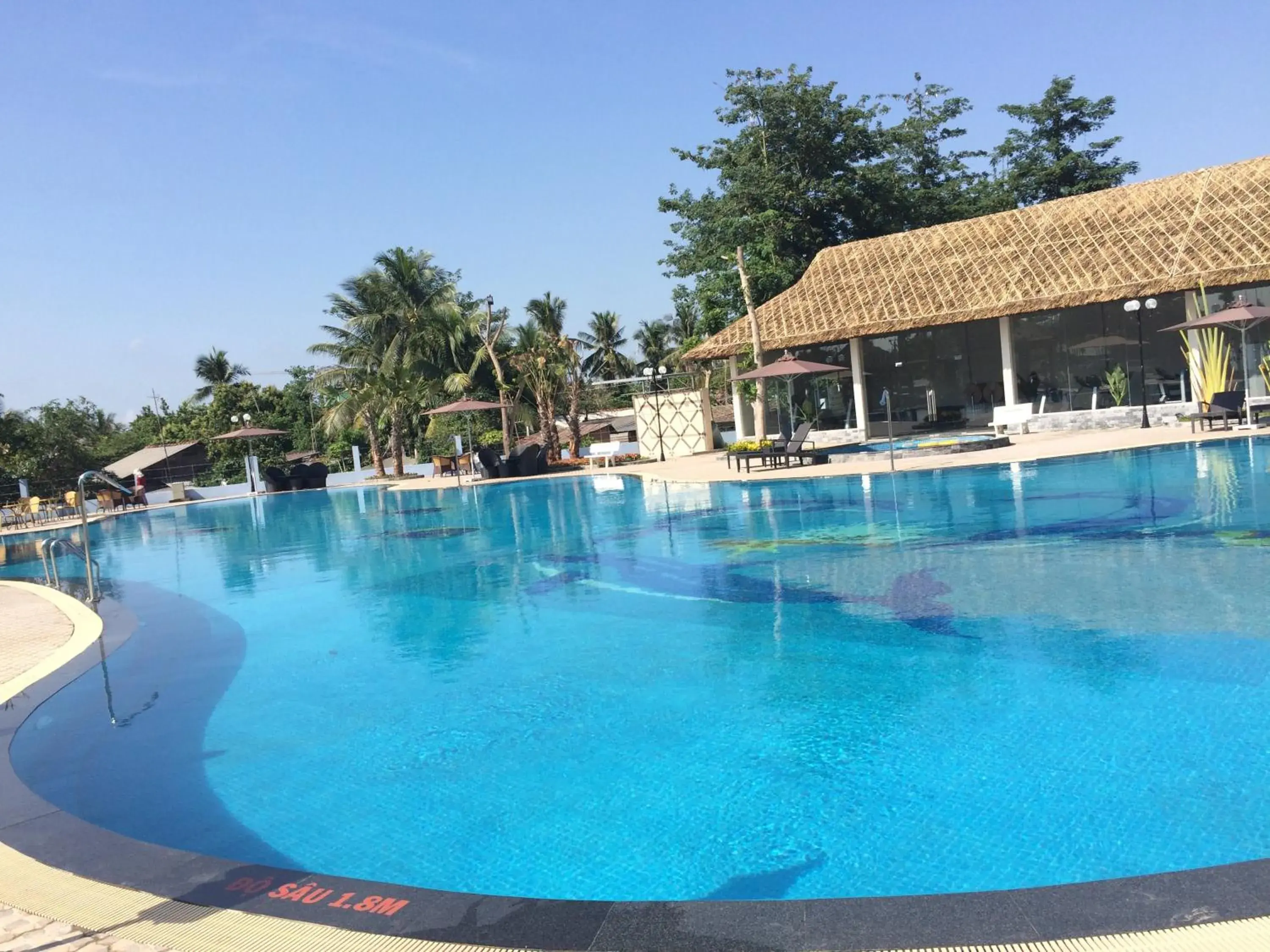 Swimming pool in Muong Thanh Luxury Can Tho Hotel Swimming pool in Muong Thanh Luxury Can Tho Hotel