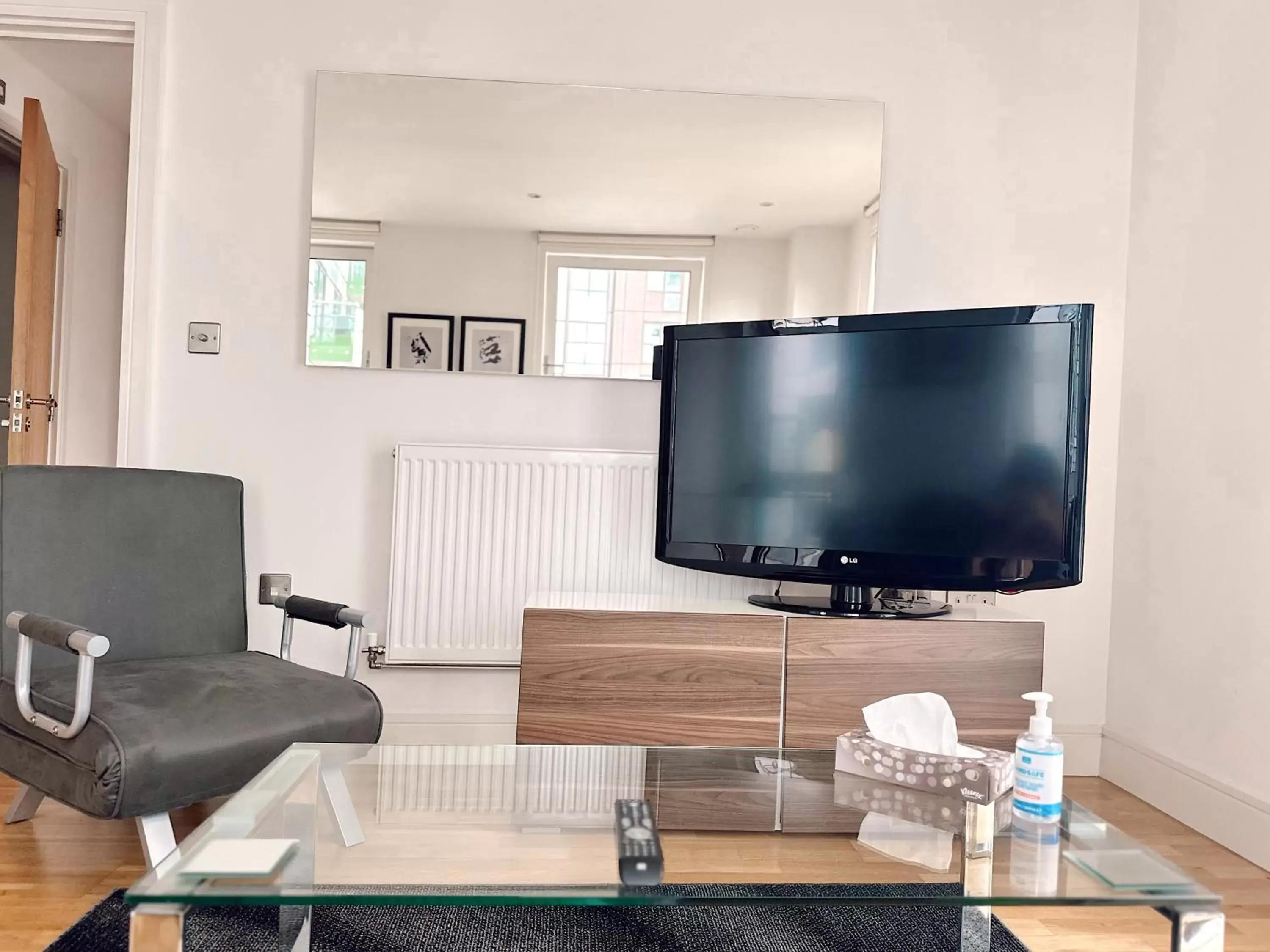 TV and multimedia, TV/Entertainment Center in Canary Wharf - Luxury Apartments