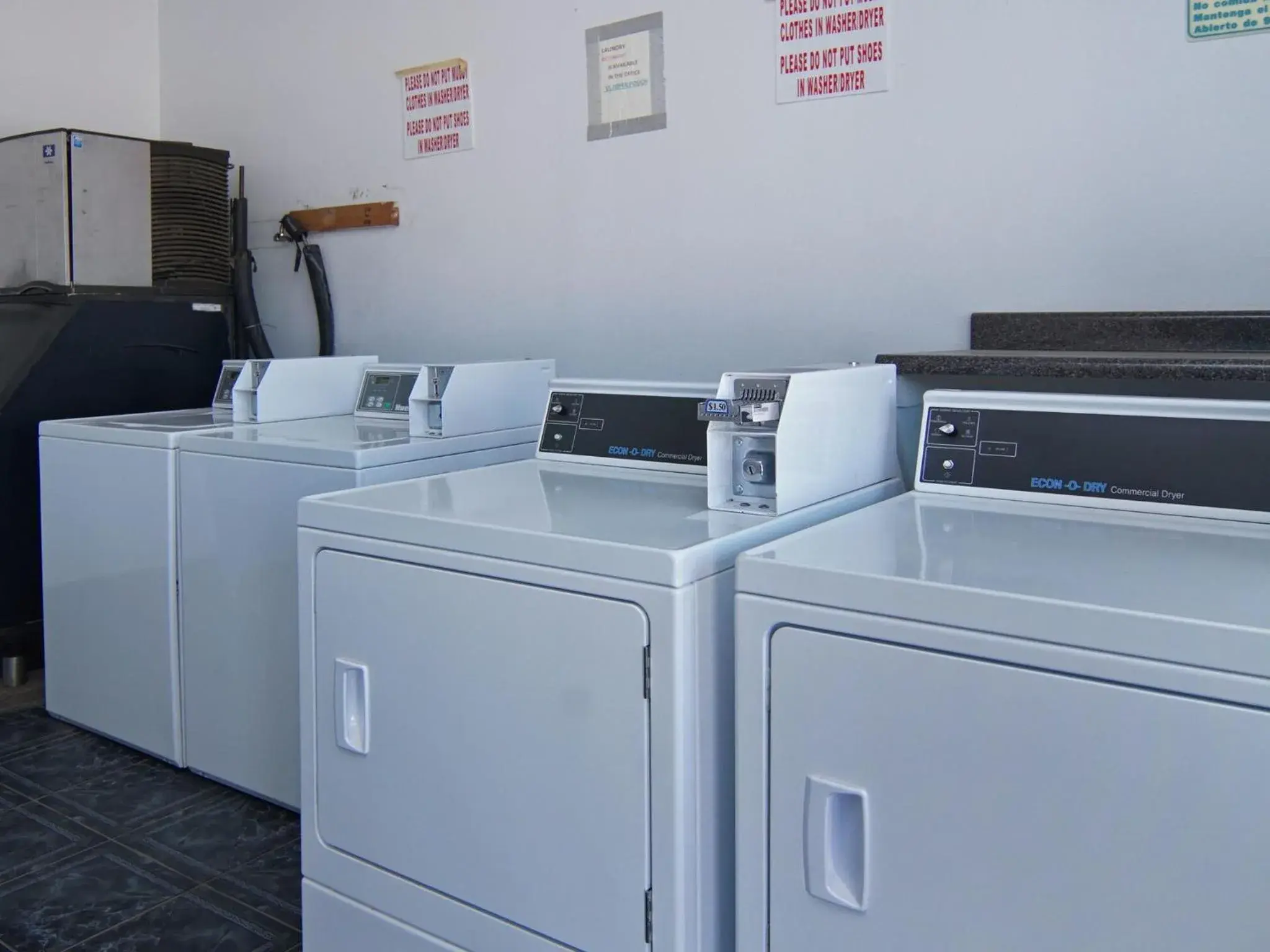 Kitchen/Kitchenette in Quality One Motel