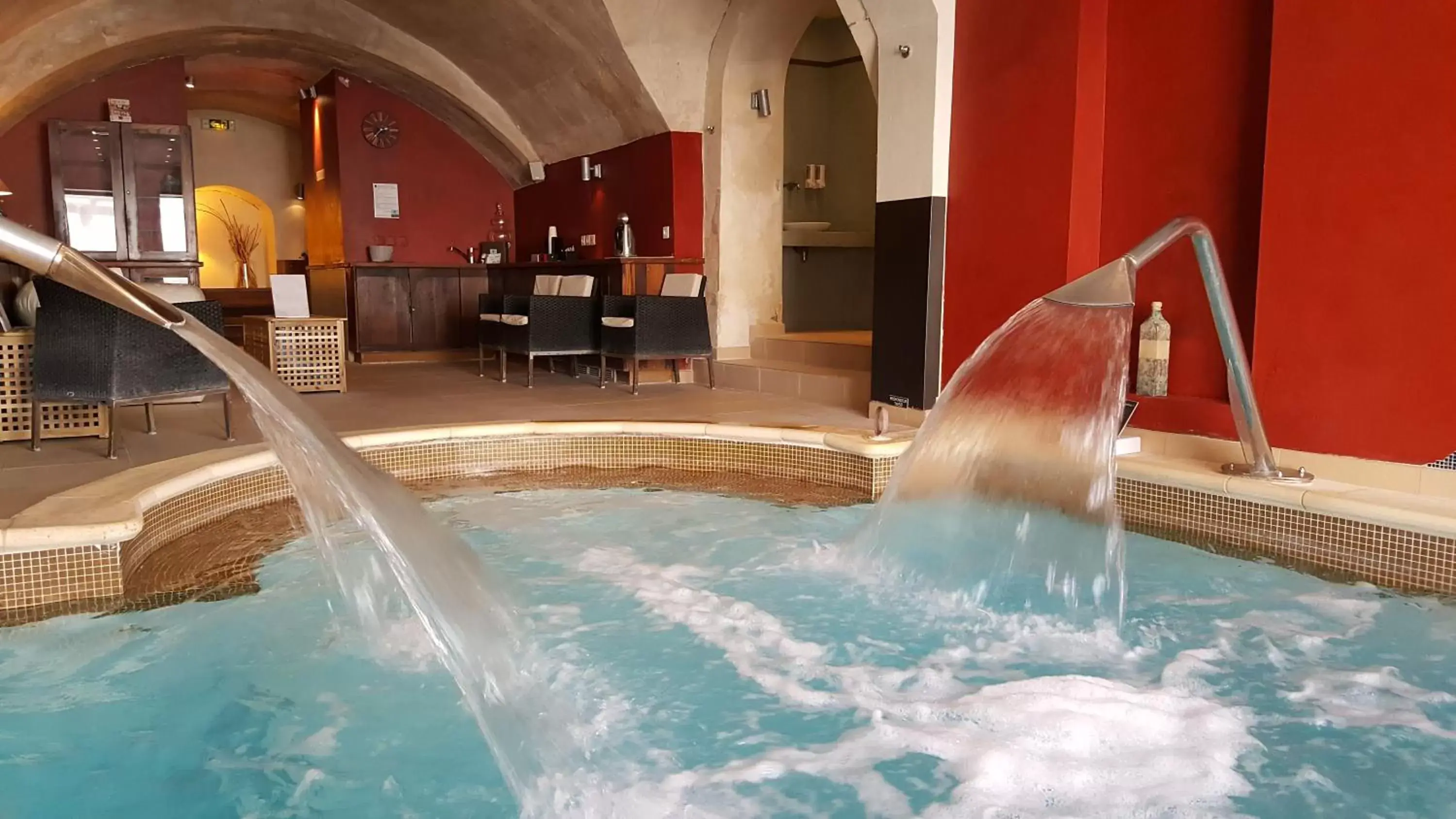 Hot Tub, Swimming Pool in Hotel Spa Le Calendal