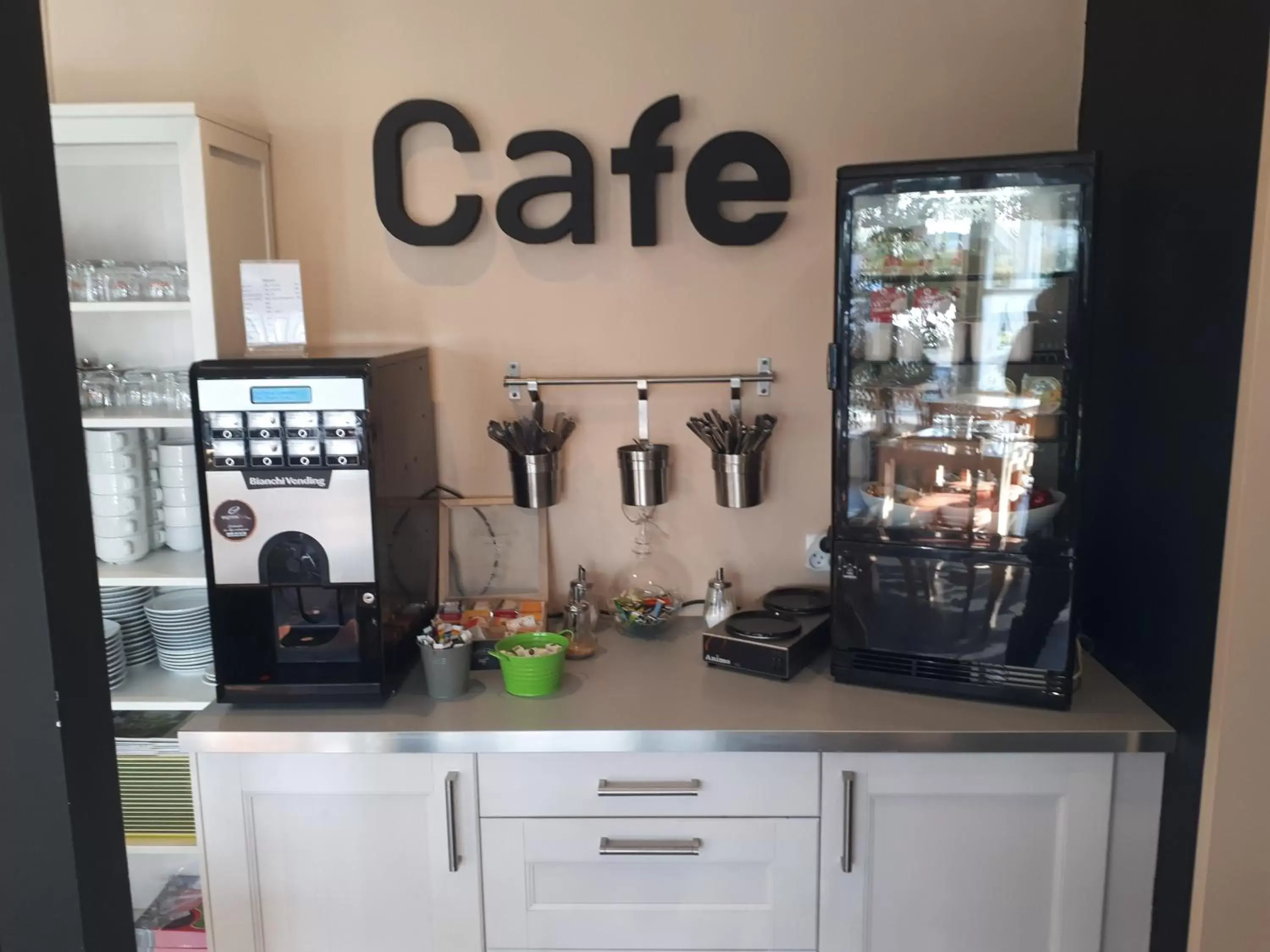 Communal kitchen in Fasthotel Avignon Nord Le Pontet