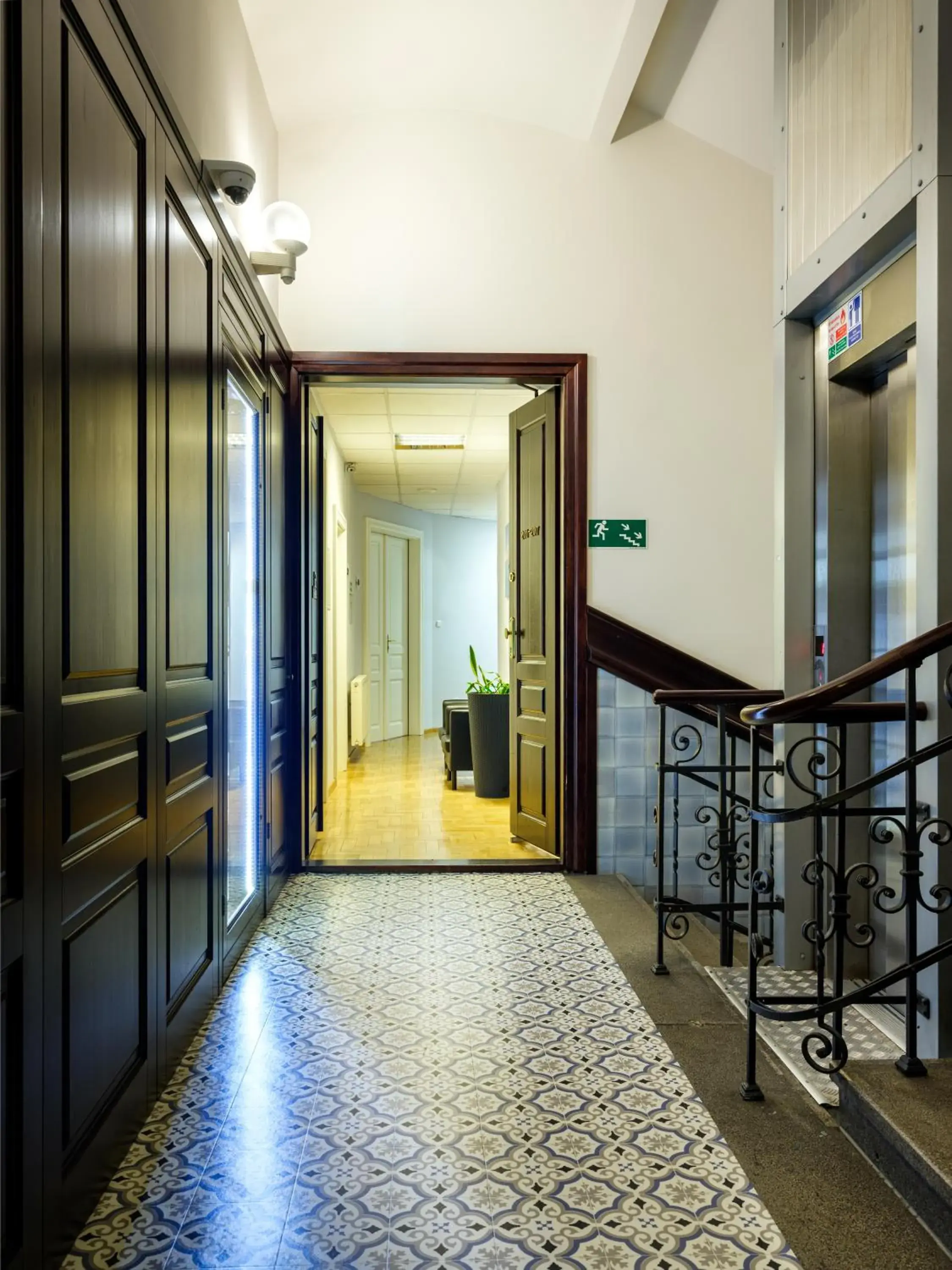 elevator in Kosmopolita Rooms & Apartments