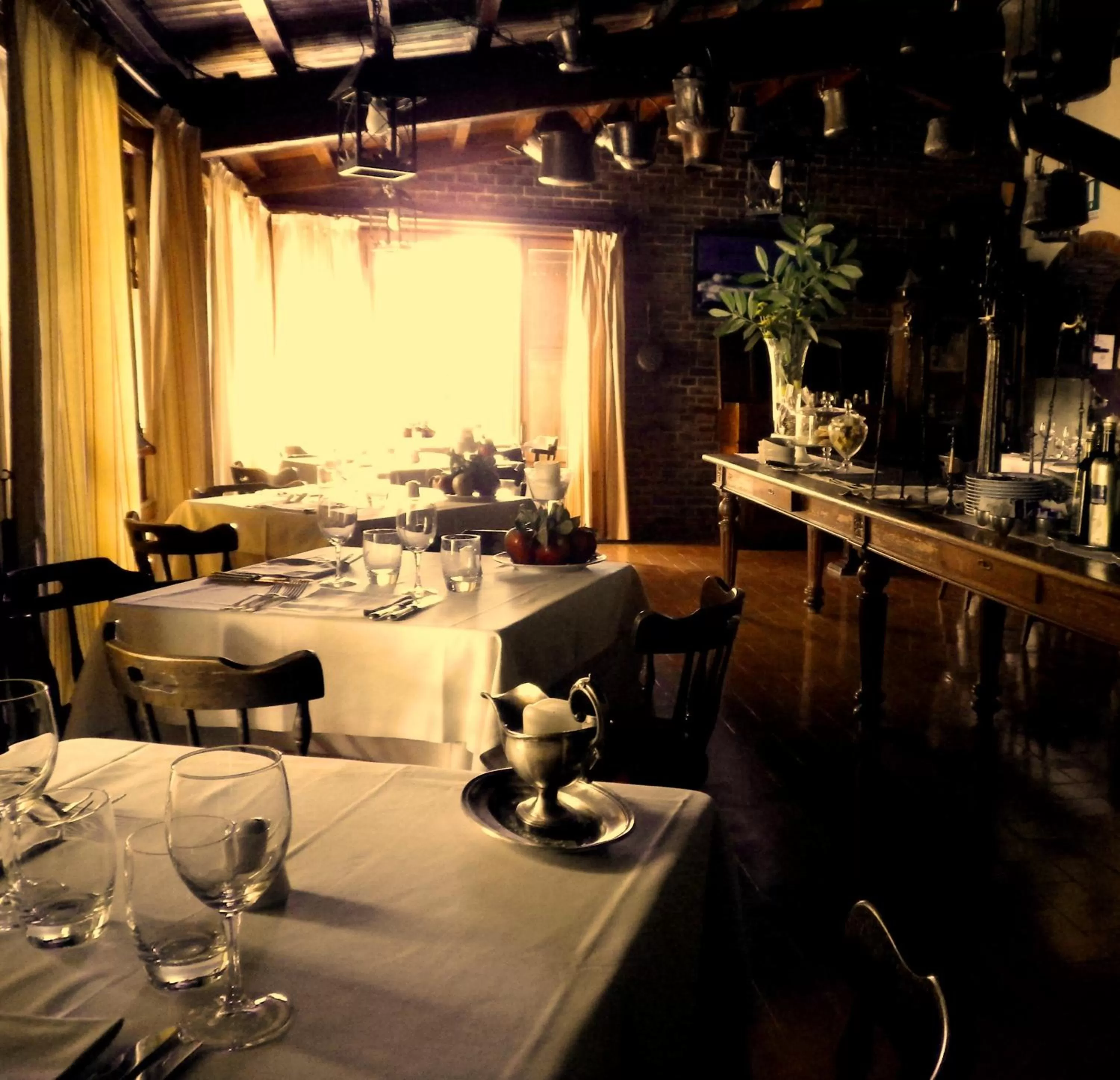 Restaurant/places to eat in Le Querce Hotel