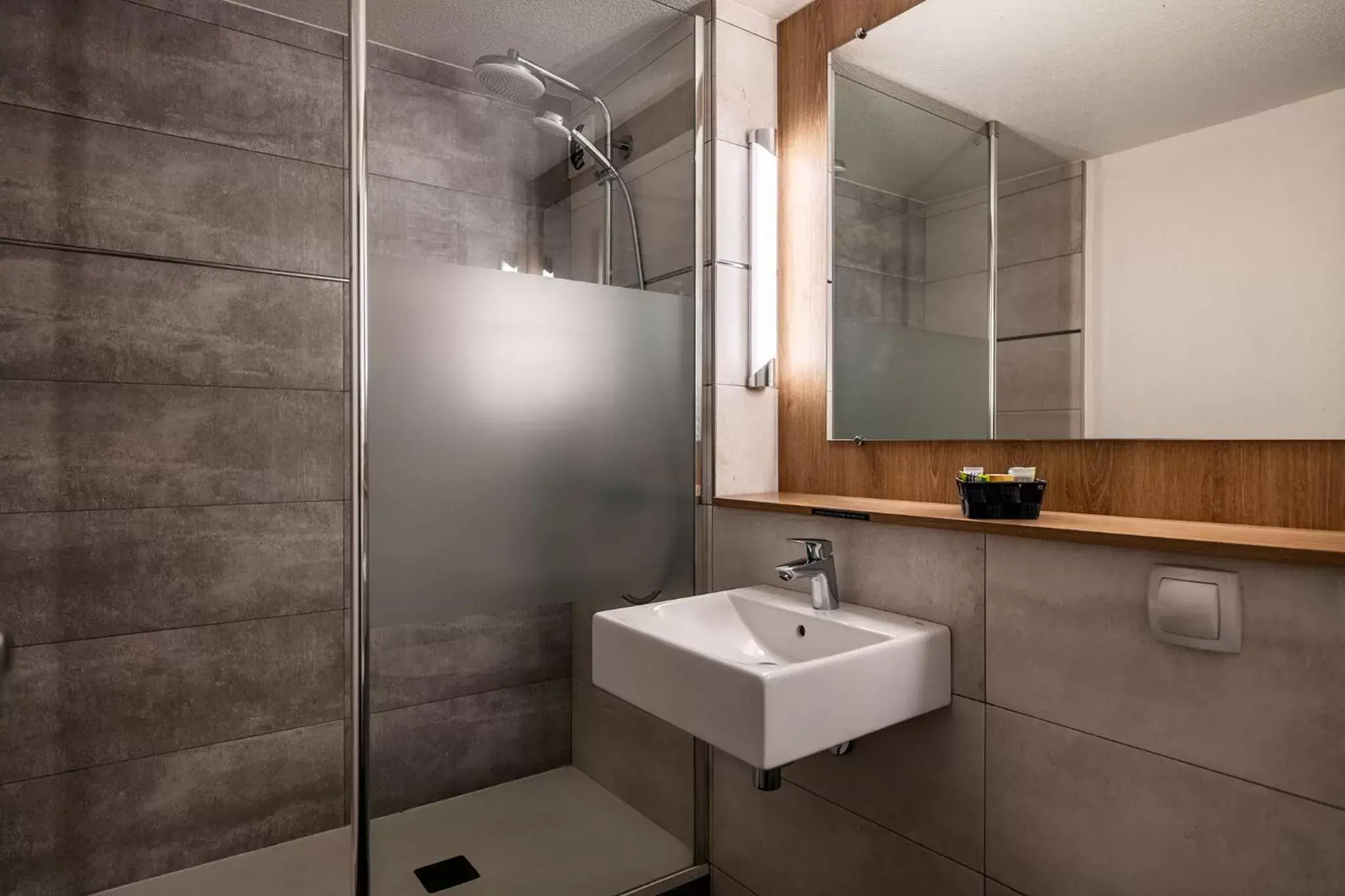 Shower, Bathroom in Hôtel Le Cyrano Bergerac