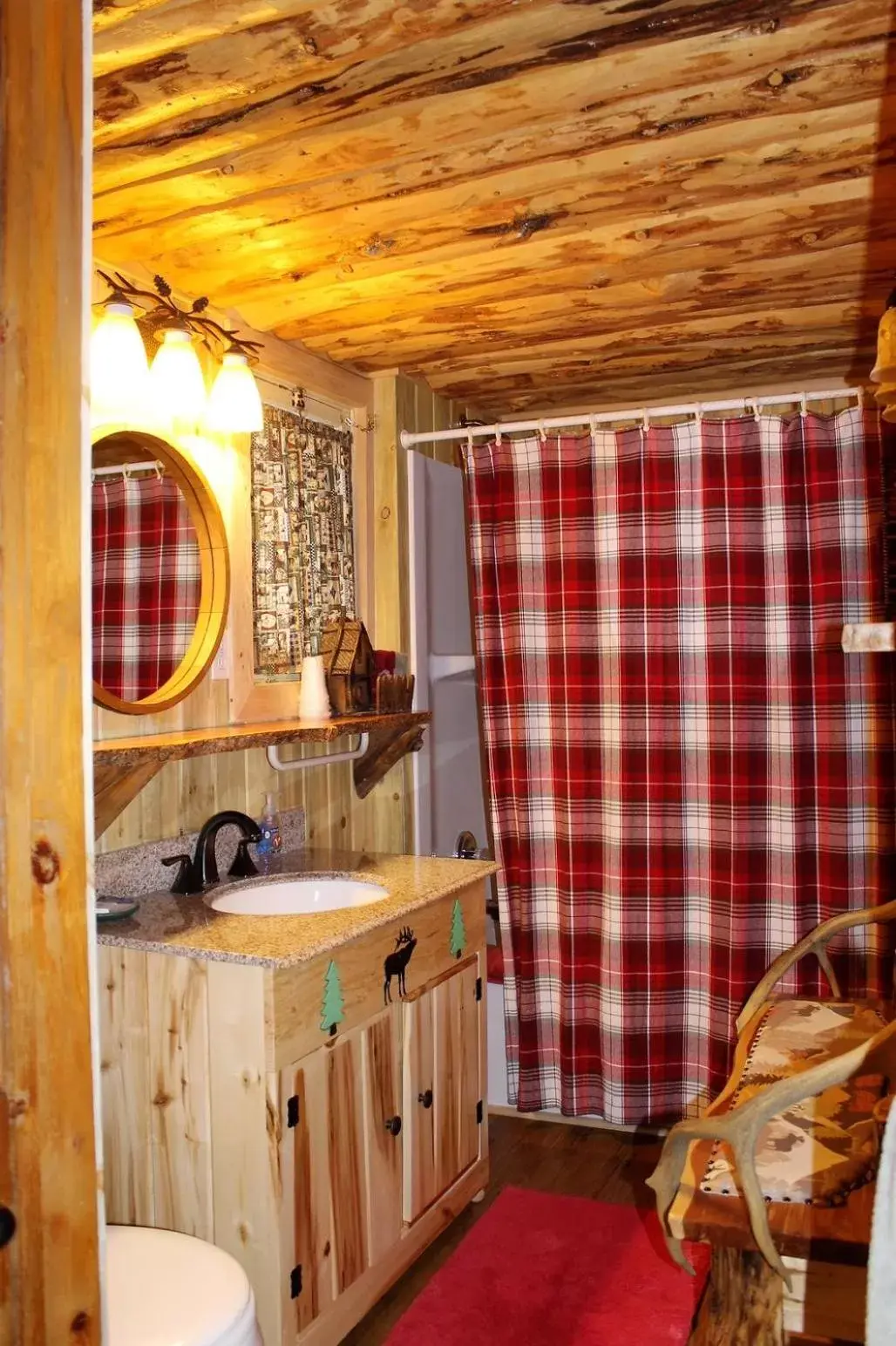 Bathroom, Kitchen/Kitchenette in Pine Haven Resort