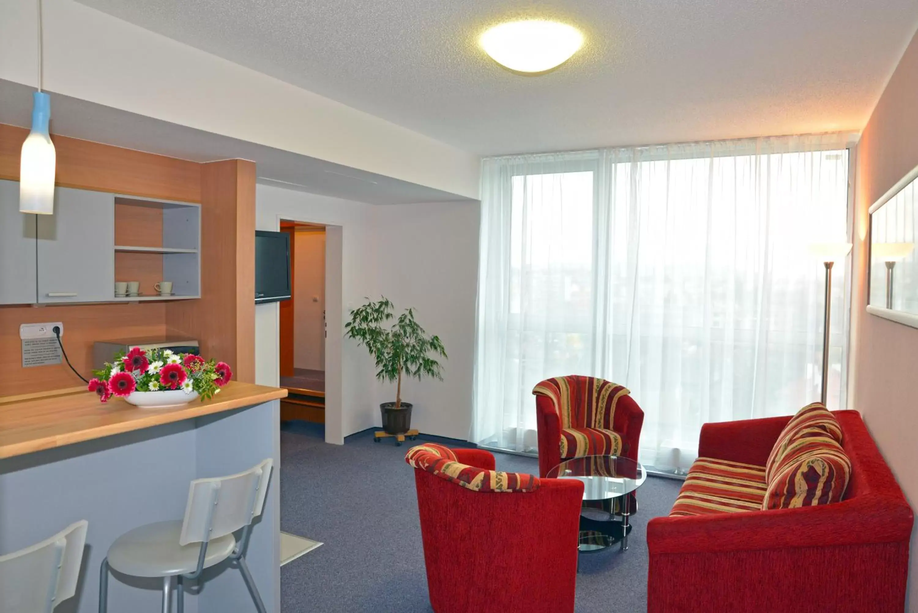 Kitchen or kitchenette, Seating Area in Avanti Hotel