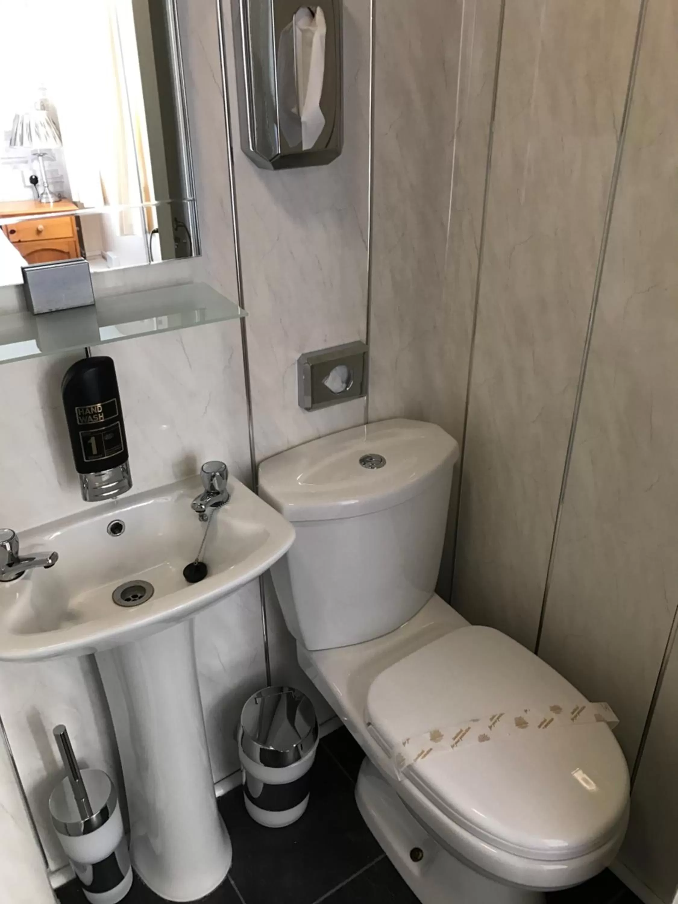 Toilet in Queens Plaza Hotel