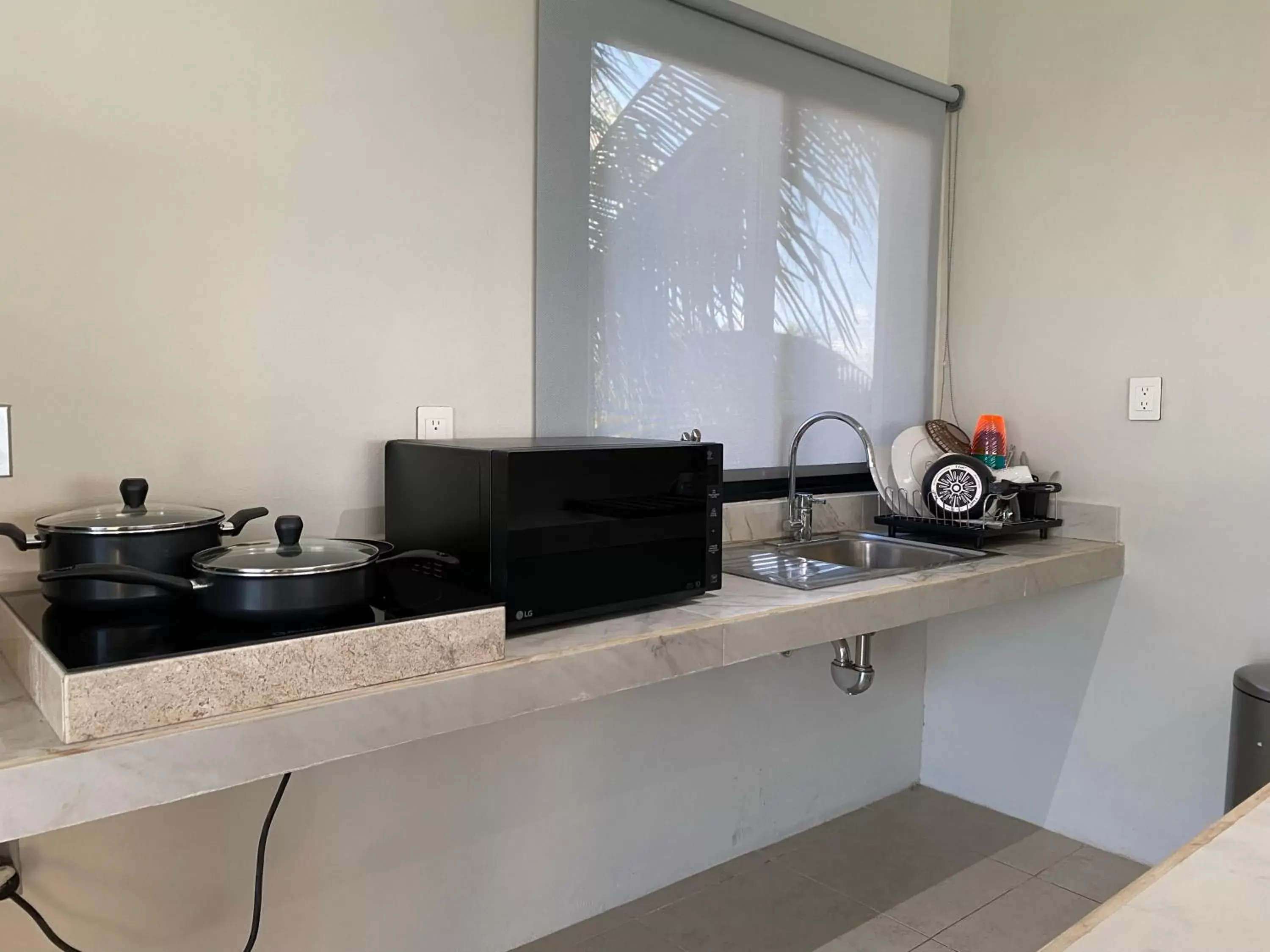 Kitchen or kitchenette, Kitchen/Kitchenette in Cuxos Hotel Beachfront