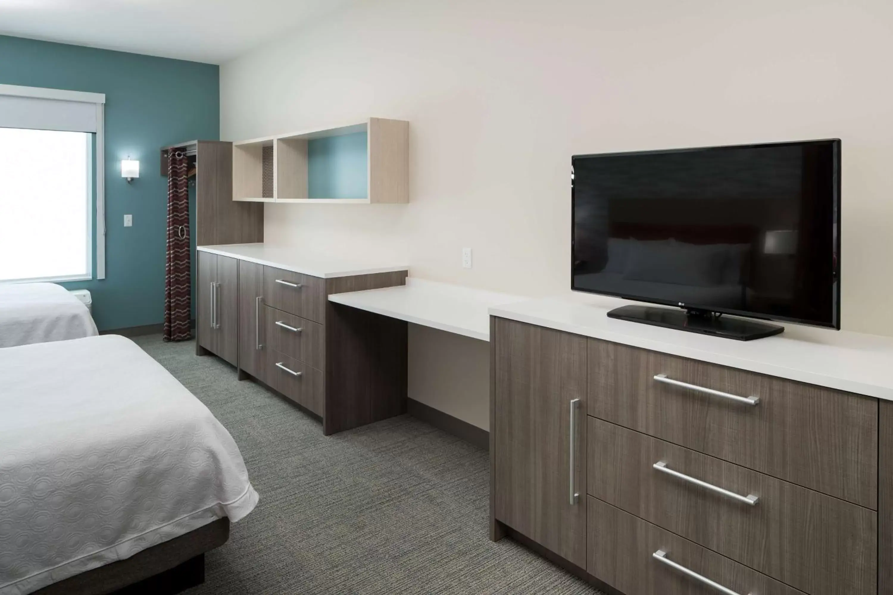 Bed, TV/Entertainment Center in Home2 Suites By Hilton Cape Canaveral Cruise Port