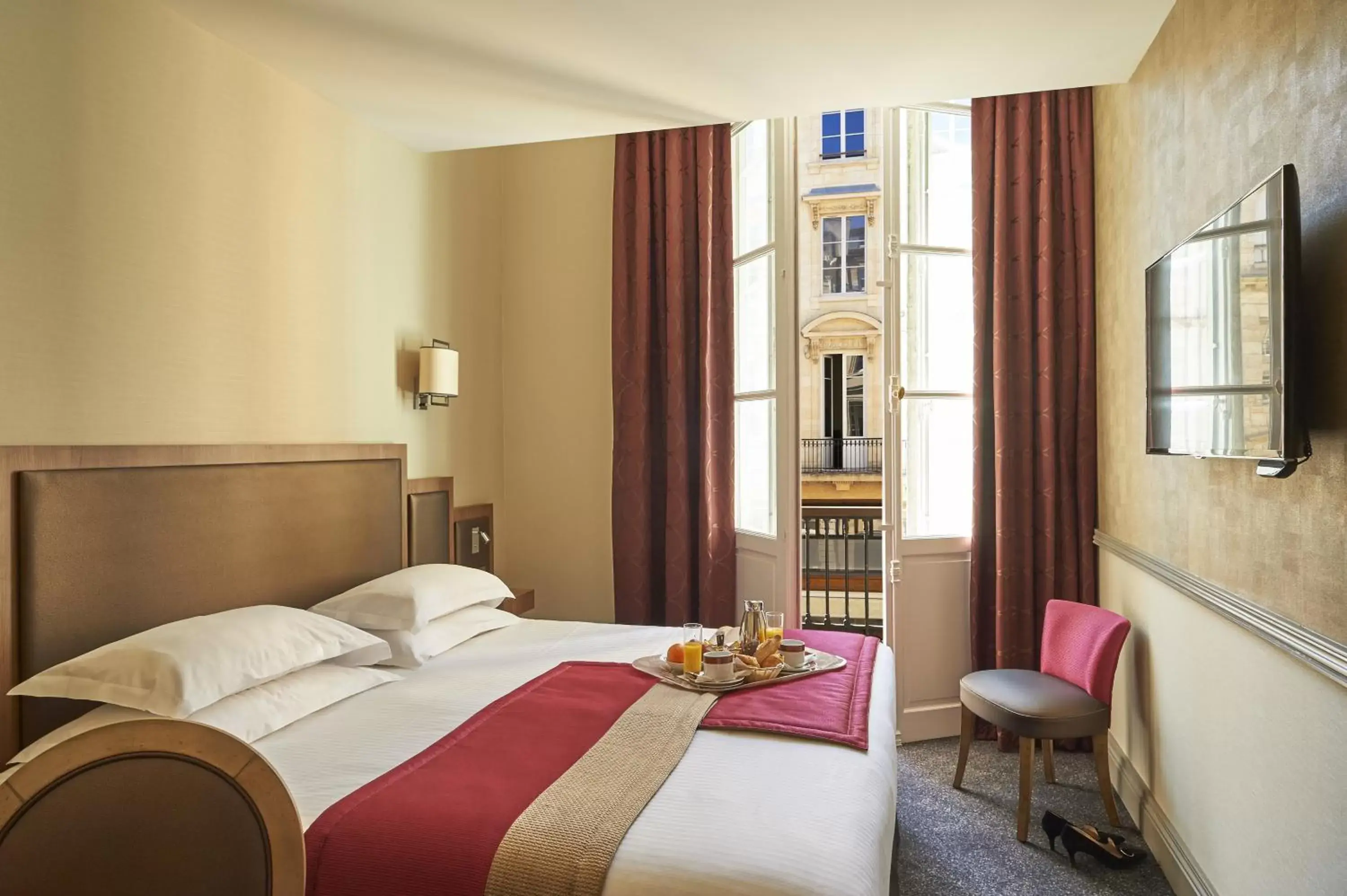 Photo of the whole room, Bed in Best Western Premier HBEO Bordeaux Centre