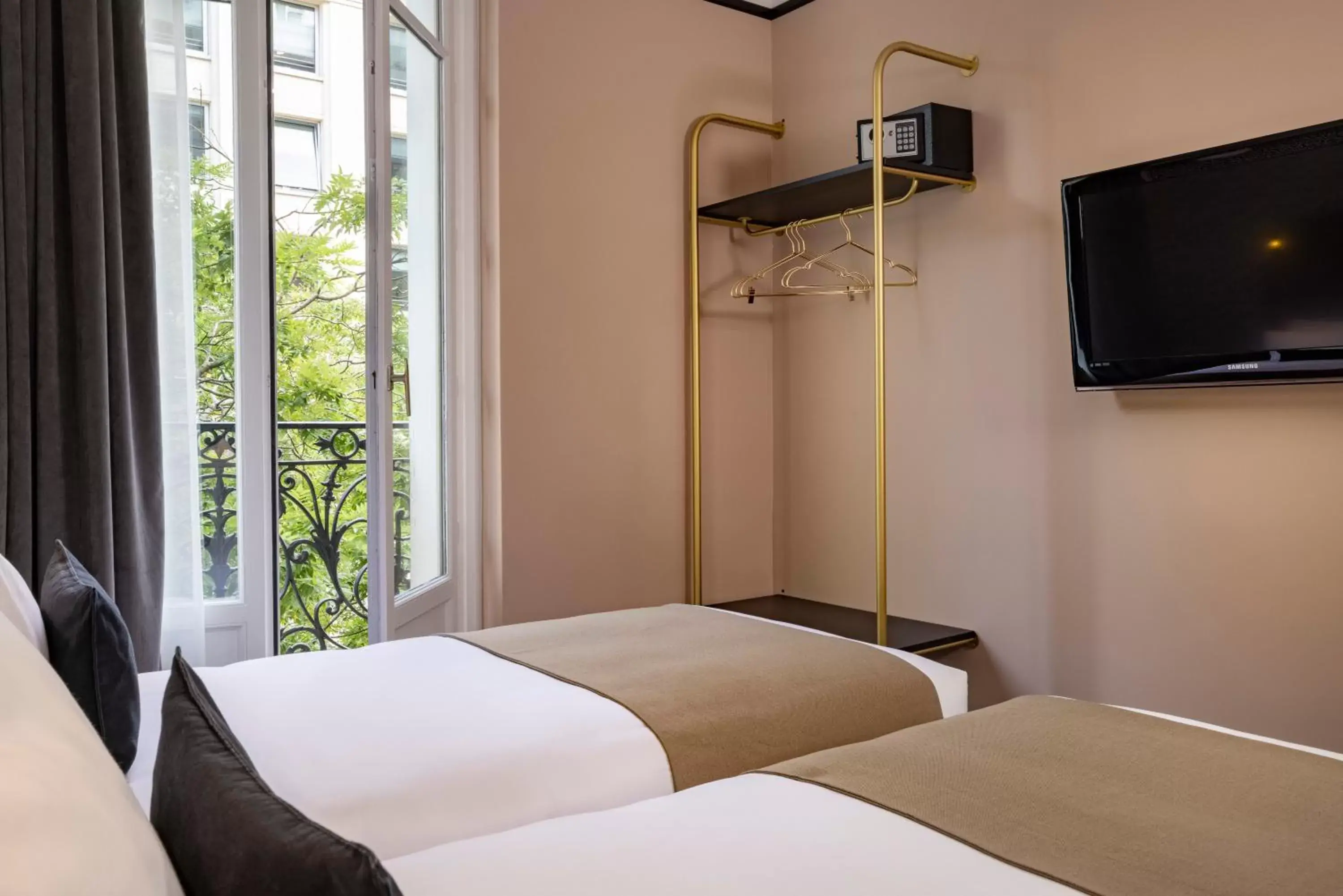 Bedroom, Bed in Hôtel Palais De Chaillot