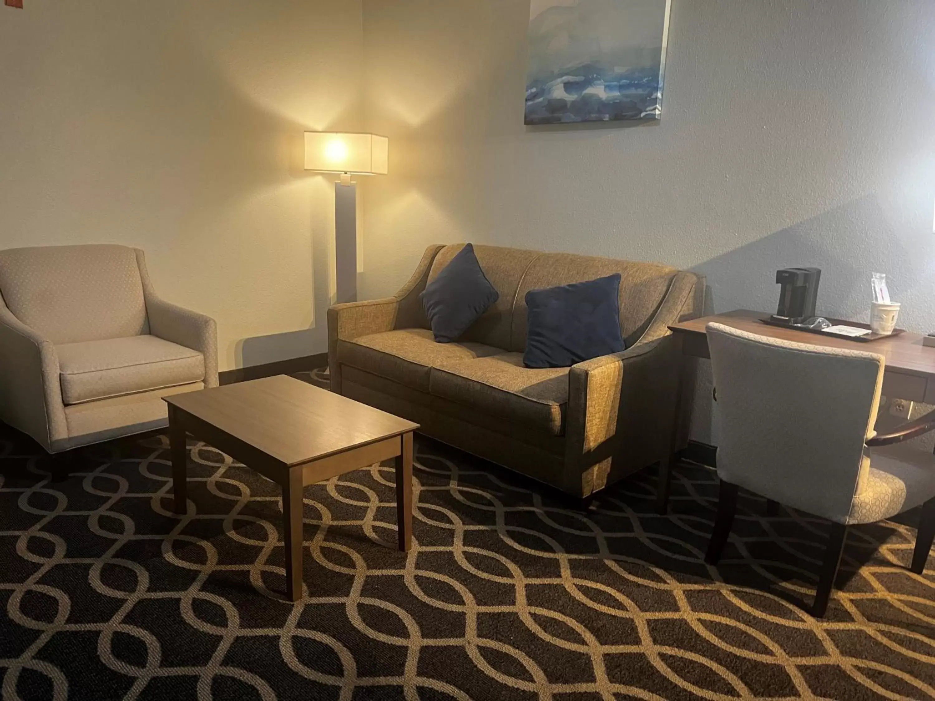 Living room, Seating Area in Wingate by Wyndham Humble/Houston Intercontinental Airport