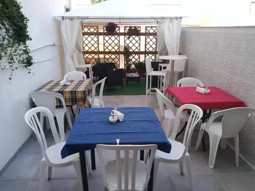 Patio, Restaurant/Places to Eat in Bed & Breakfast Delle Palme