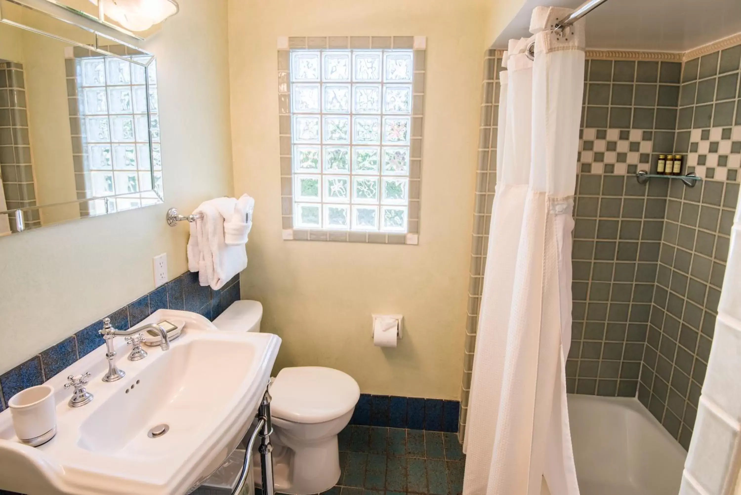 Shower, Bathroom in Harbor House Inn