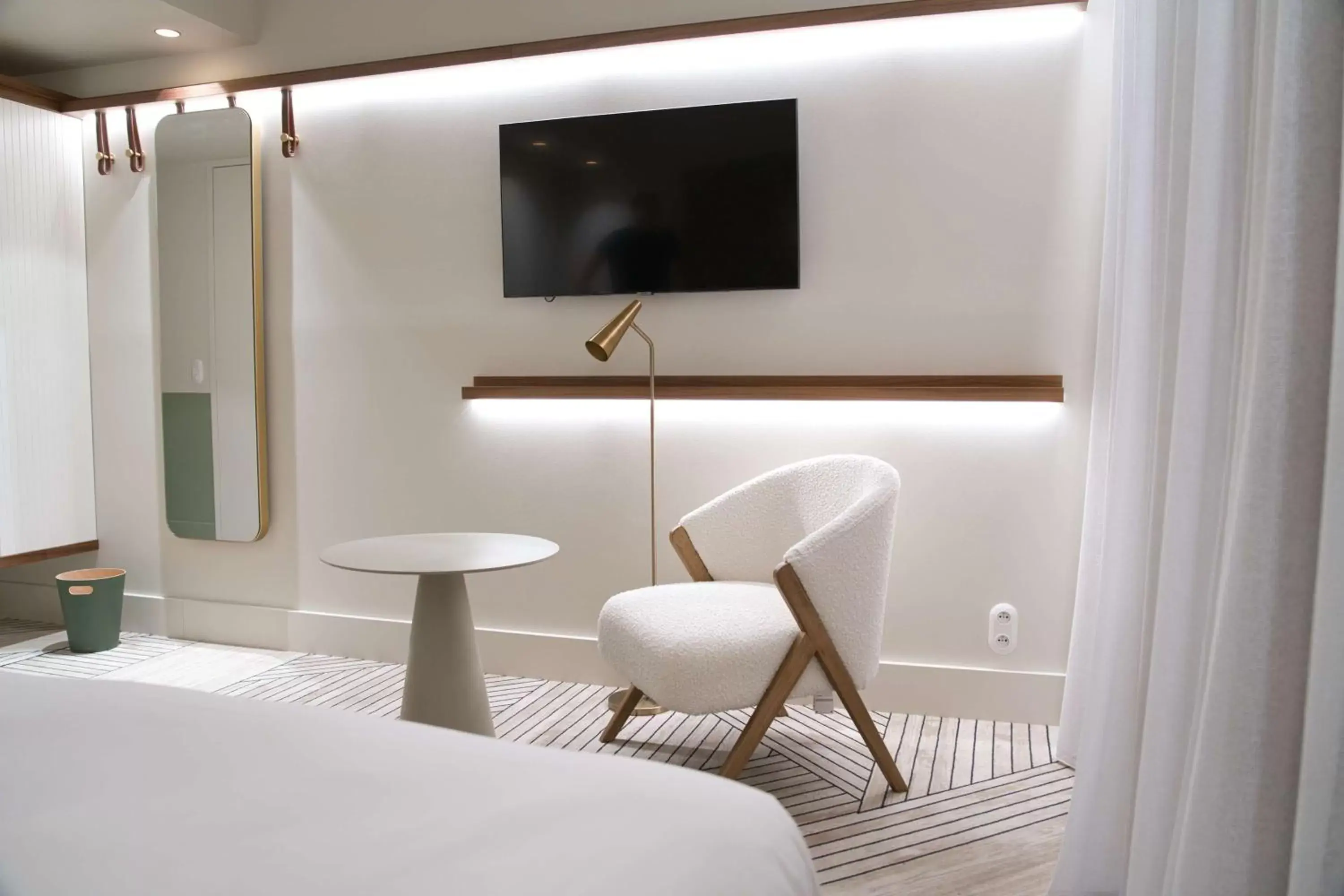 Bedroom, TV/Entertainment Center in Hotel Yac Paris Clichy, a member of Radisson Individuals