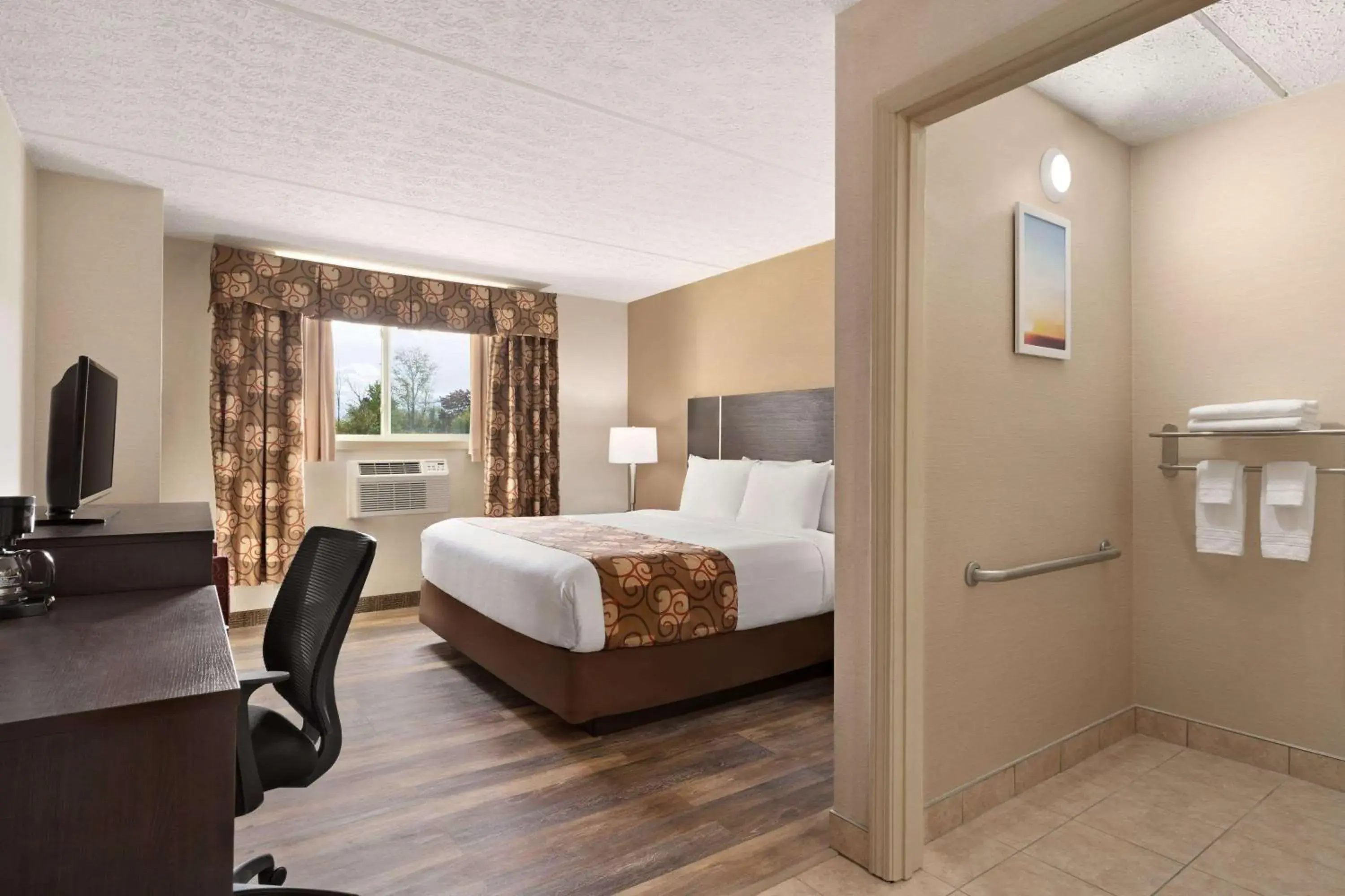 Photo of the whole room, Bed in Days Inn by Wyndham Airport/Maine Mall