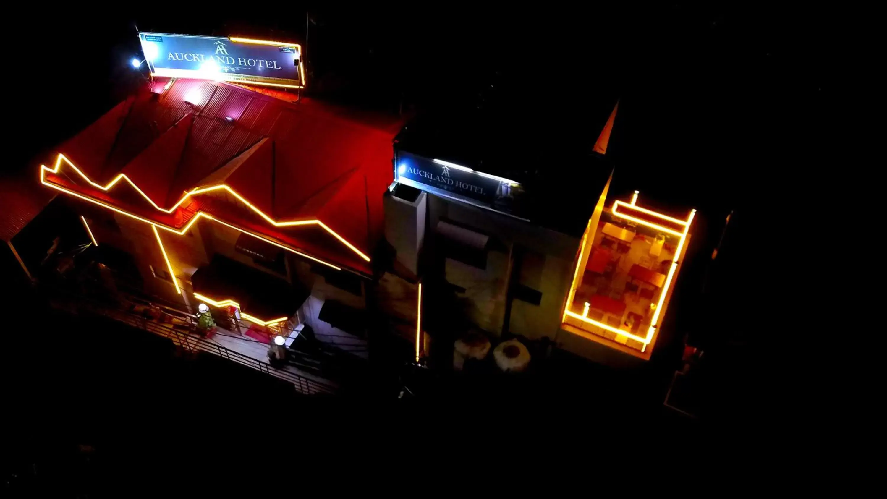 Property building in Auckland Hotel and Restaurant Near Mall Road Property building in Auckland Hotel and Restaurant Near Mall Road