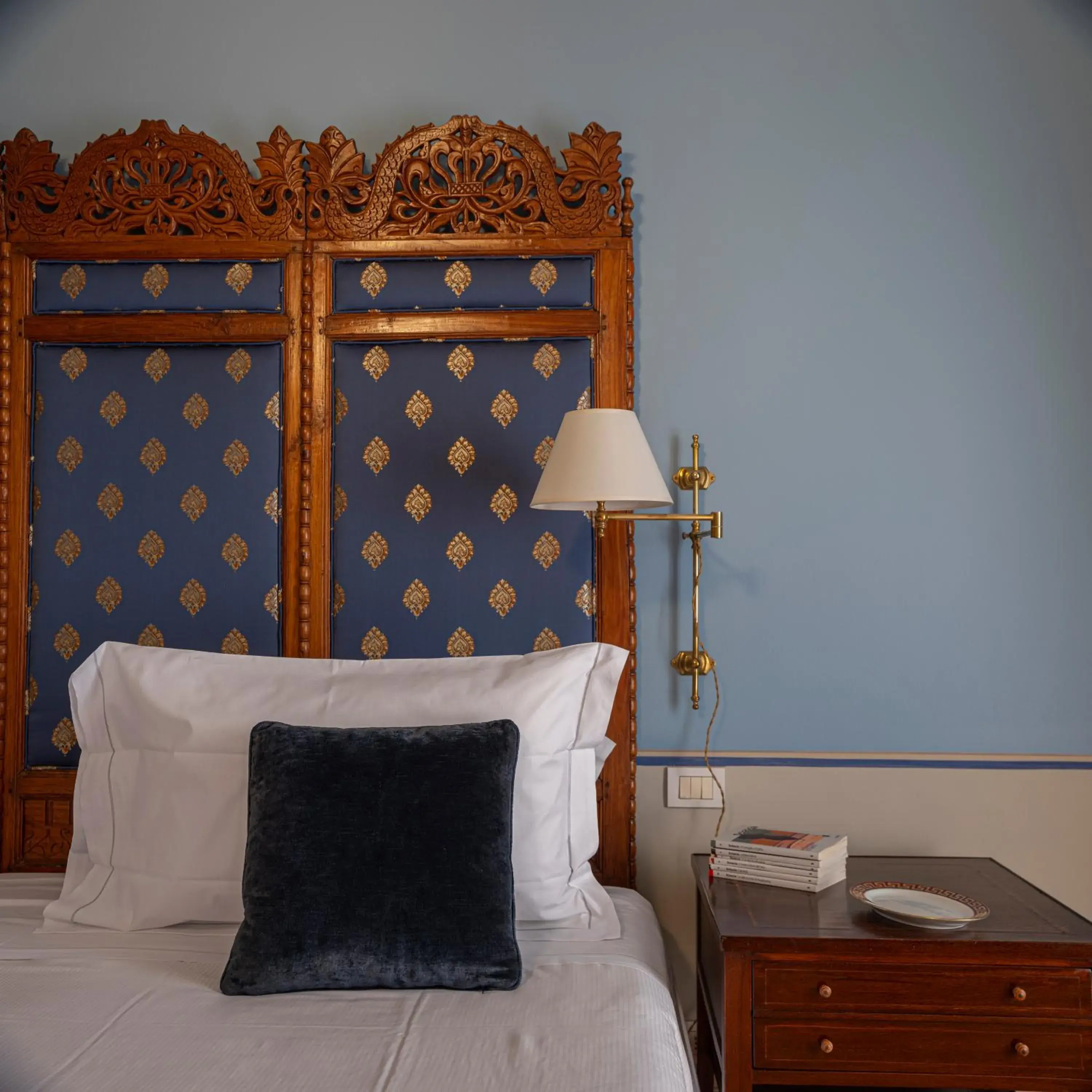 Decorative detail, Bed in Albergo Pietrasanta