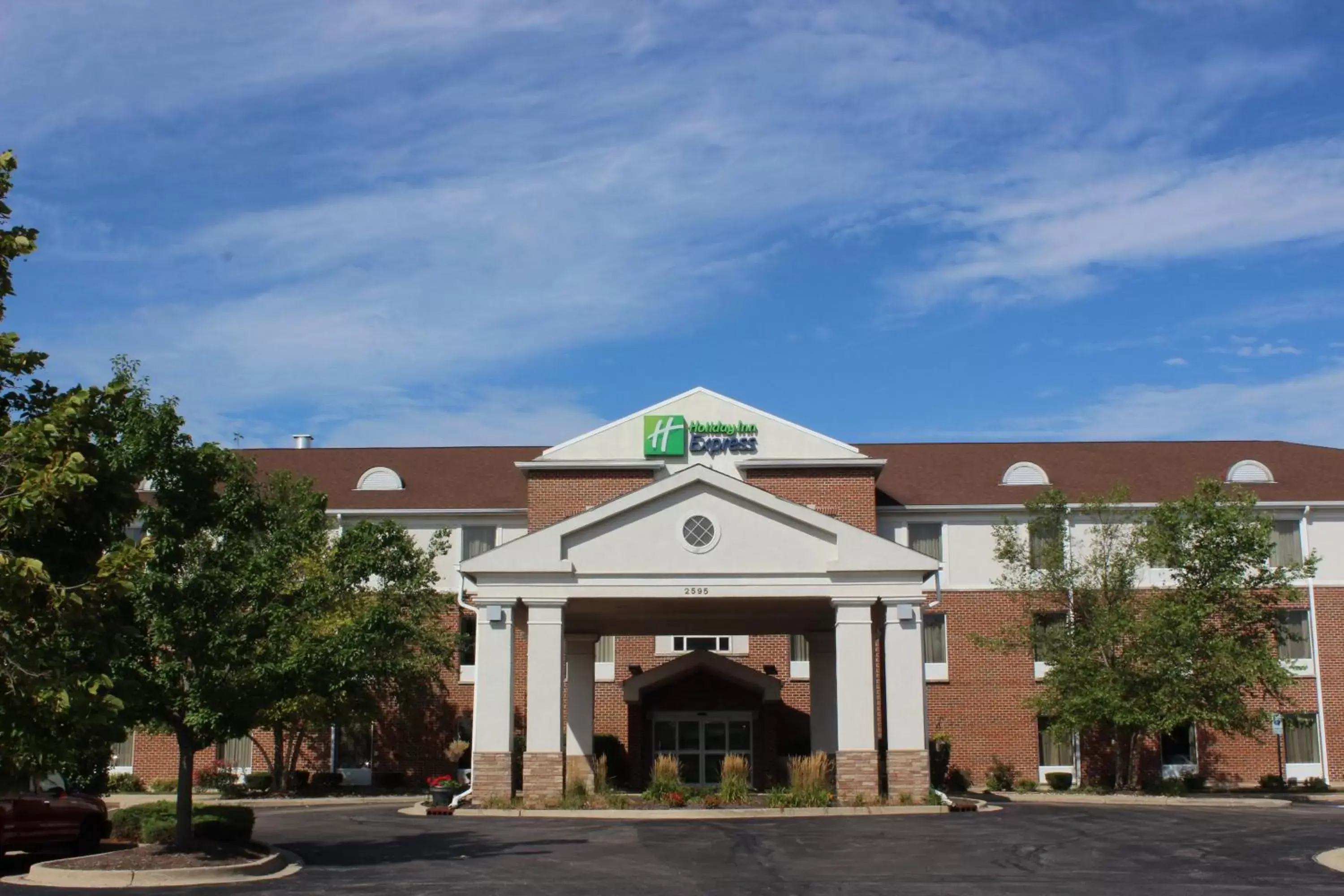 Property Building in Holiday Inn Express Hotel & Suites Chicago-Algonquin, an IHG Hotel