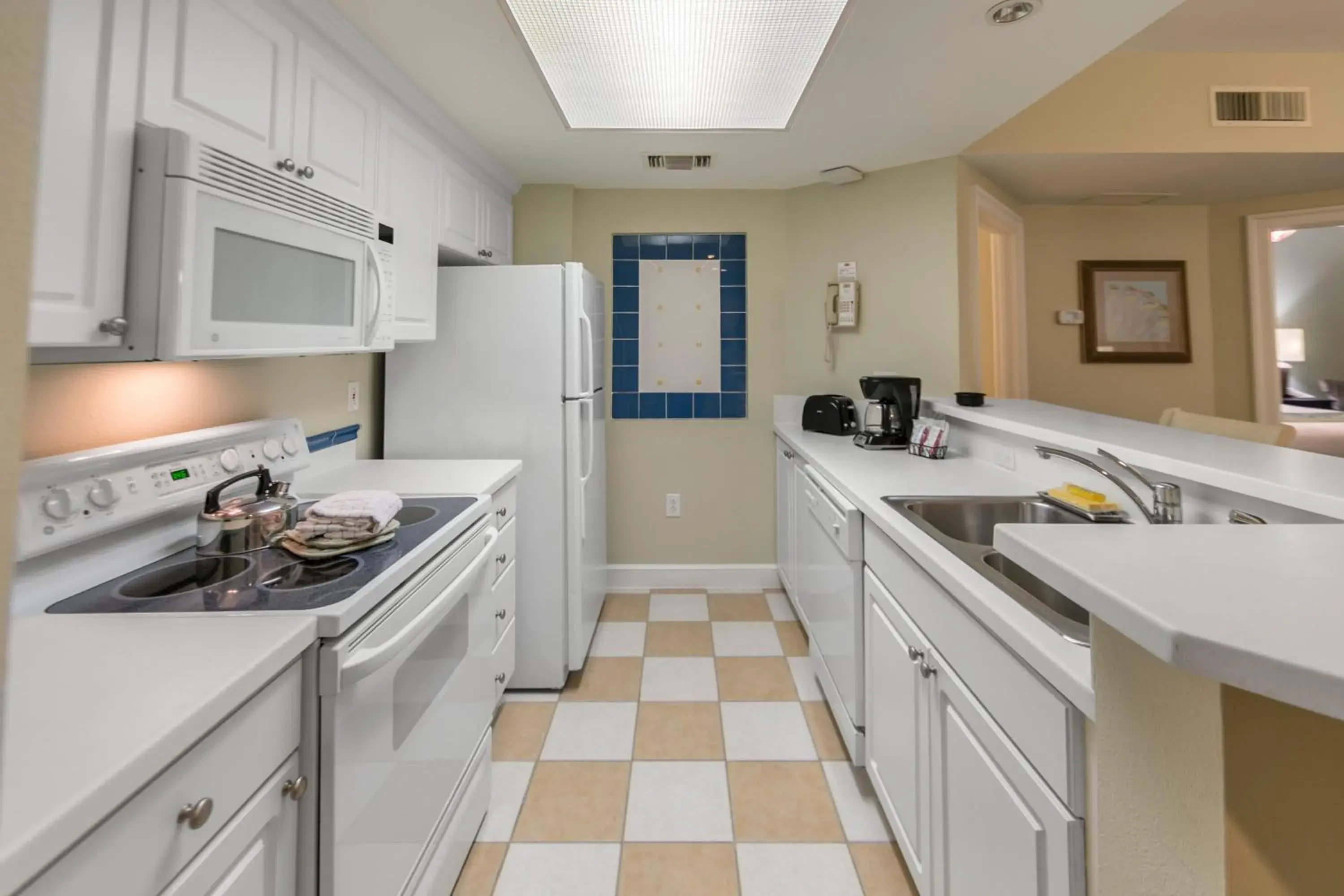 Photo of the whole room, Kitchen/Kitchenette in Holiday Inn Club Vacations South Beach Resort, an IHG Hotel