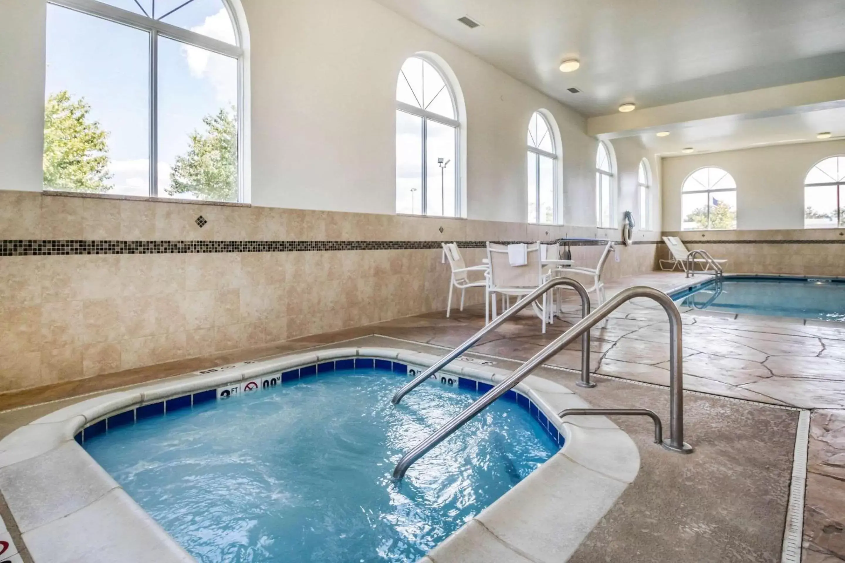 Hot Tub, Swimming Pool in Comfort Inn Ottawa Starved Rock Area