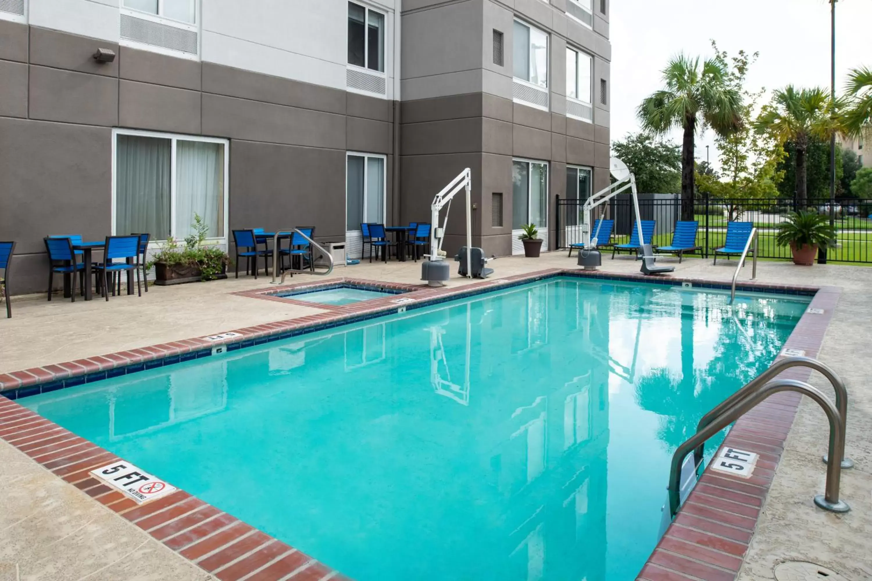 Swimming Pool in Hilton Garden Inn Baton Rouge Airport