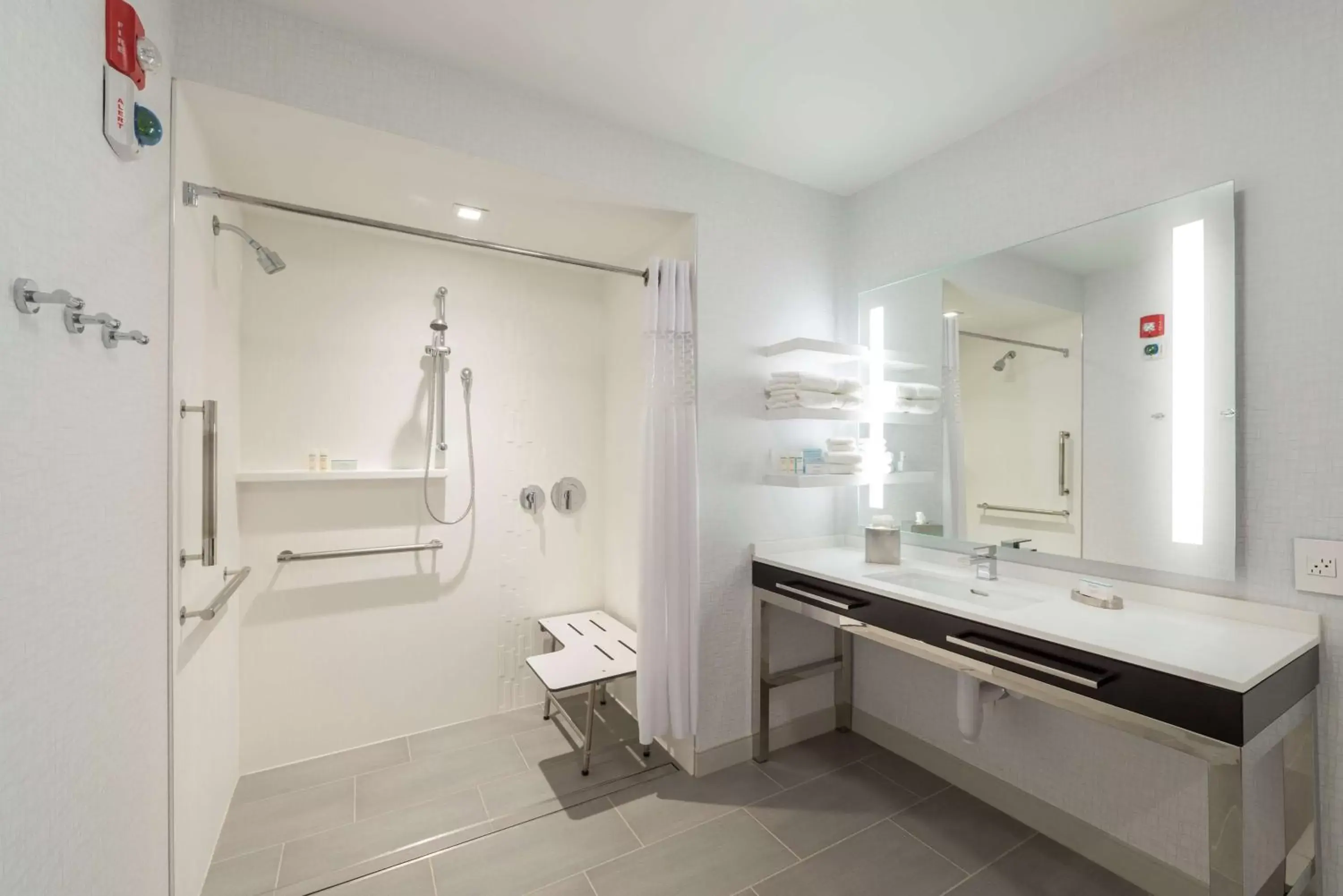 Bathroom in Hampton Inn & Suites Bridgewater, NJ