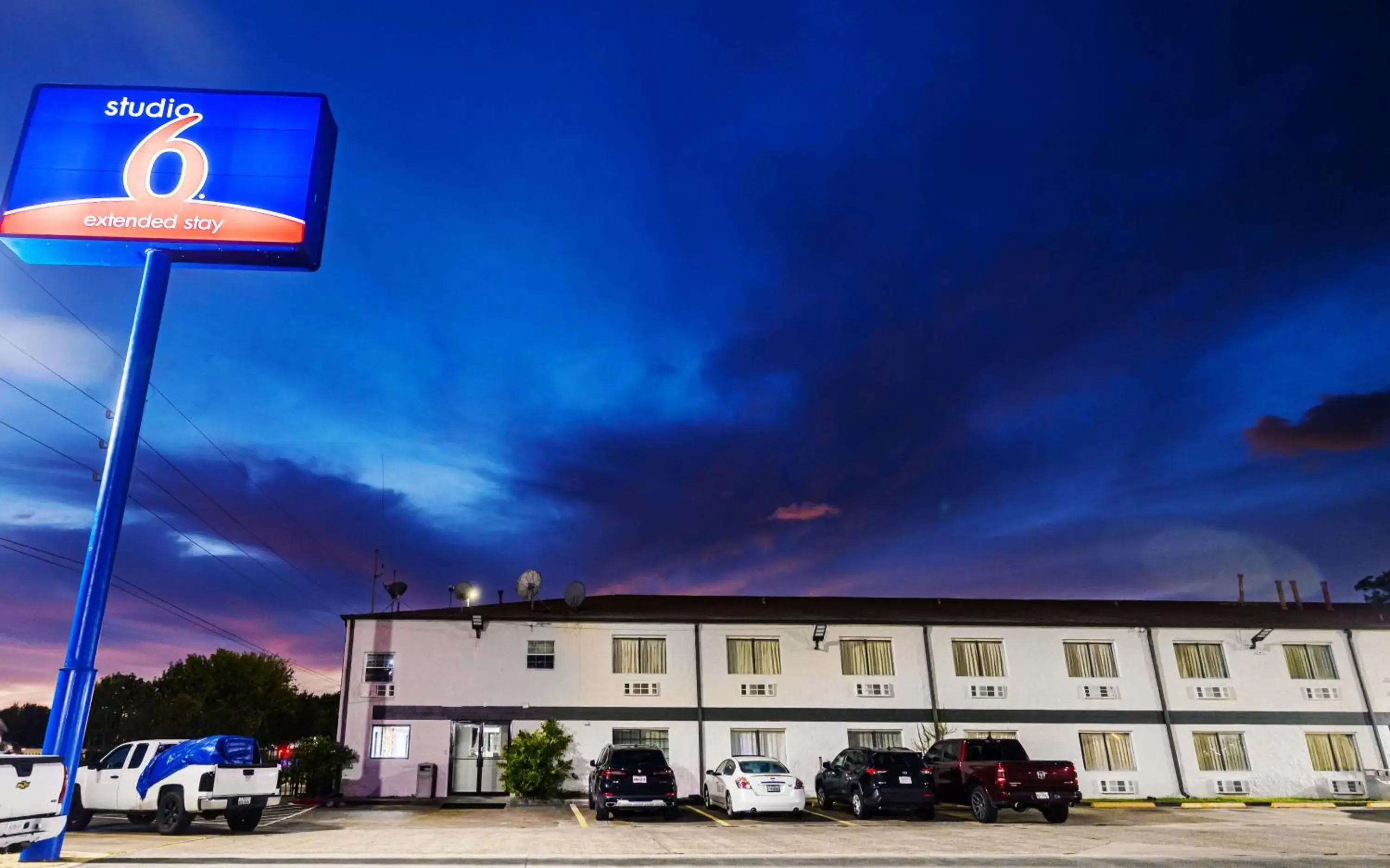 Property building in Studio 6 Channelview TX Baytown West Property building in Studio 6 Channelview TX Baytown West