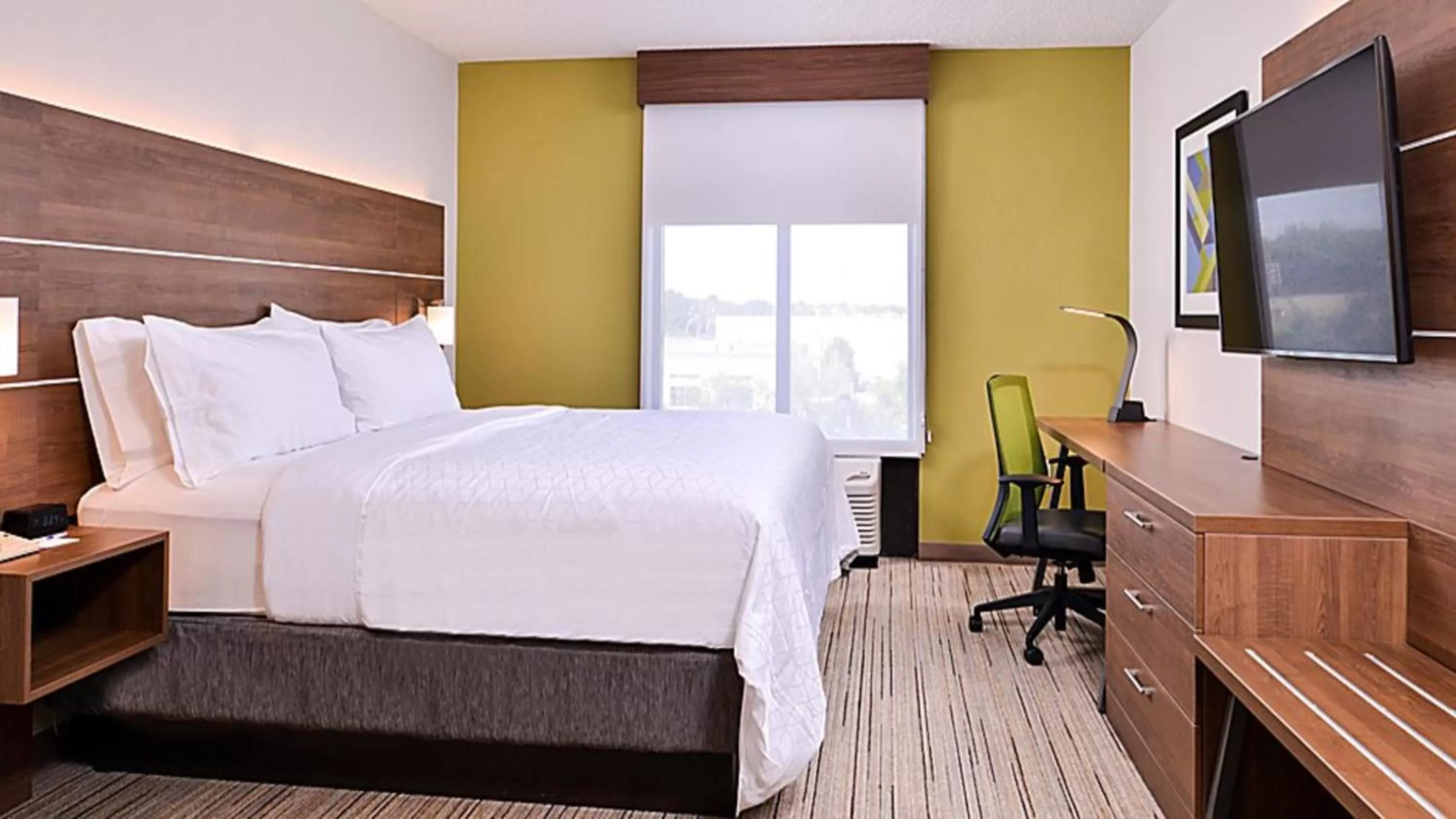 Photo of the whole room, Bed in Holiday Inn Express Hotel & Suites Mount Pleasant by IHG