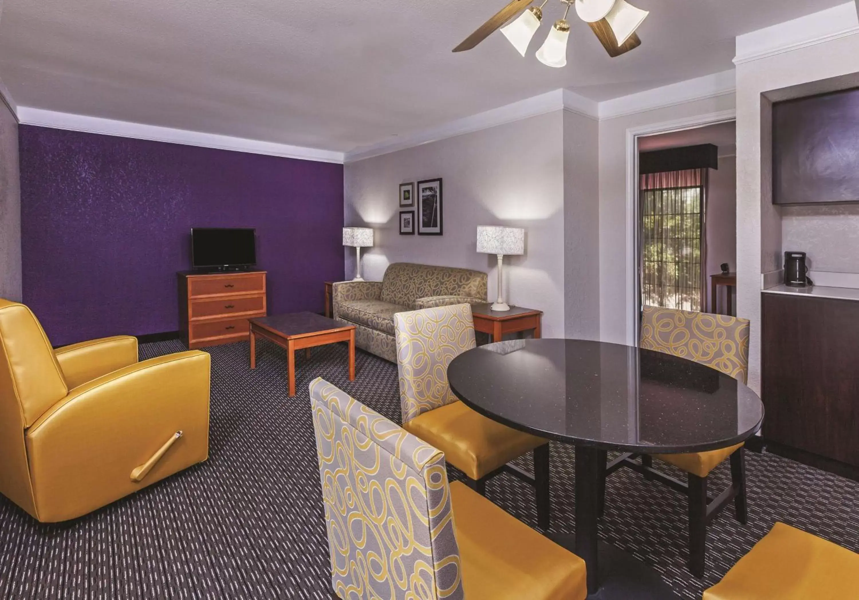Photo of the whole room, Seating Area in La Quinta Inn by Wyndham San Marcos