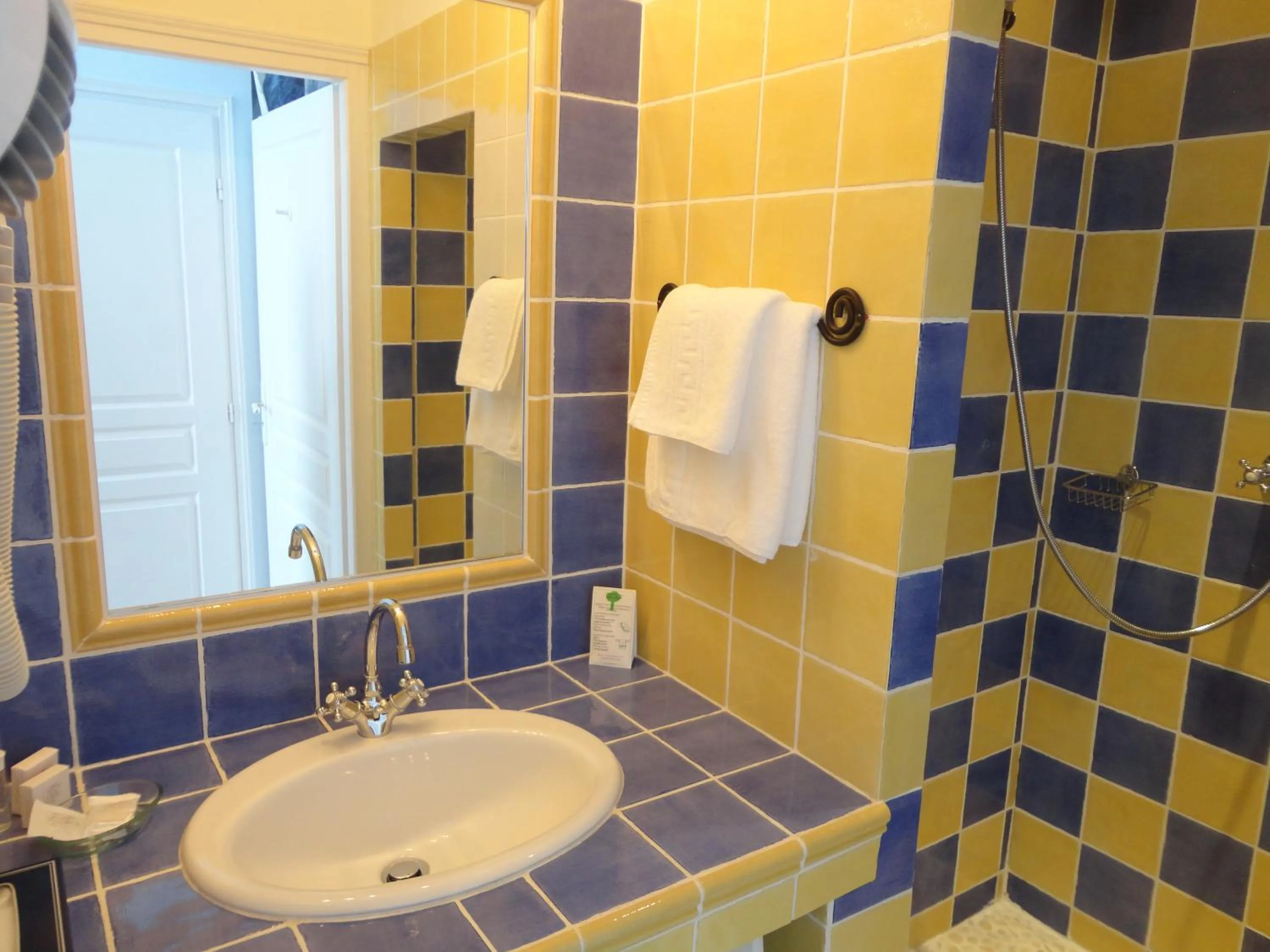 Bathroom in Hôtel l'Orangeraie